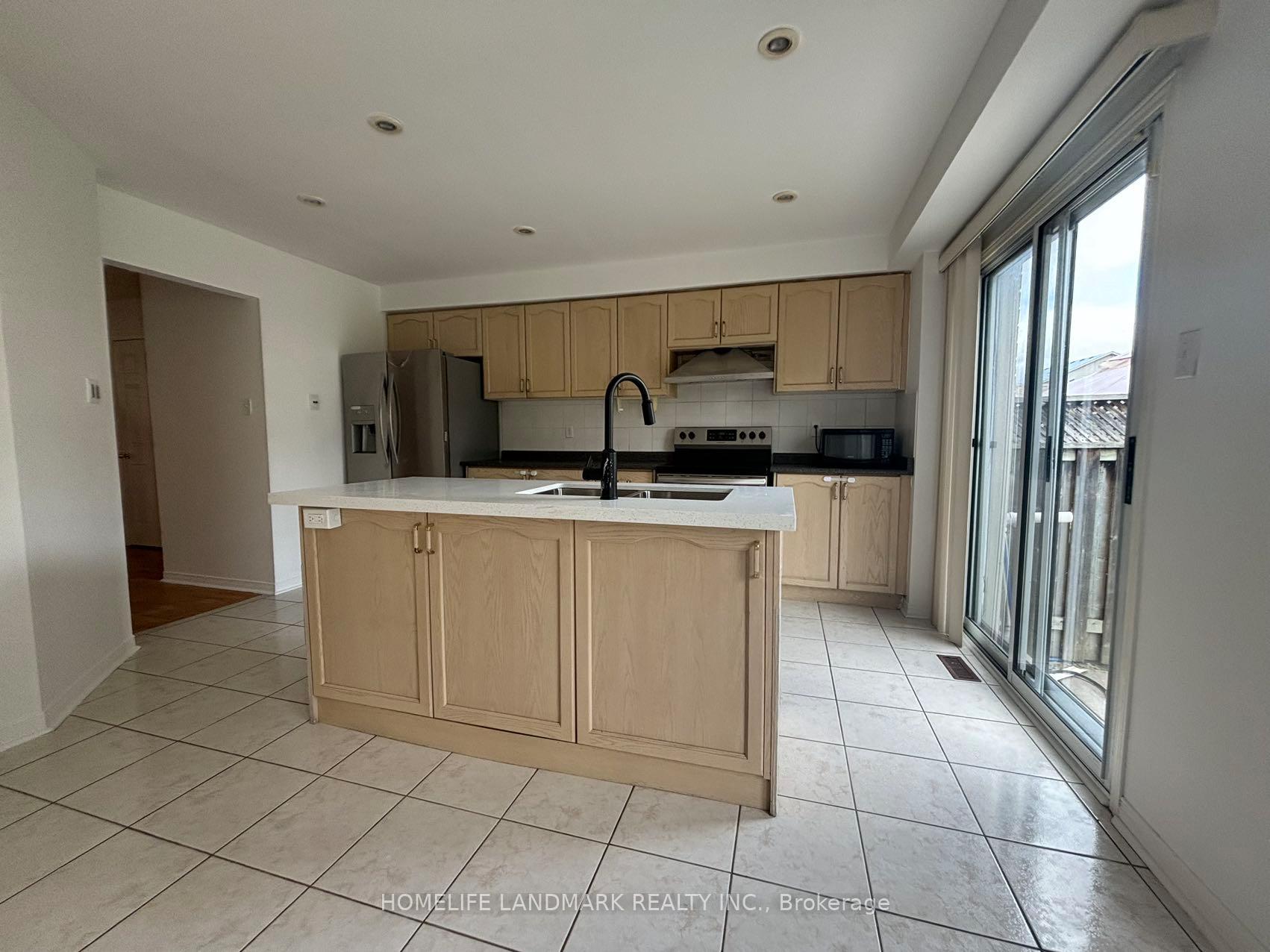 Photo 4 of 9 Baltic Street, Richmond Hill, Langstaff — HOMEH