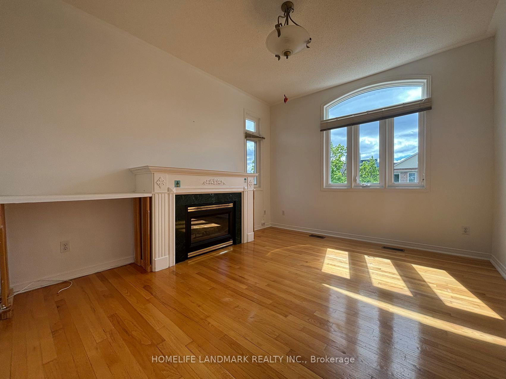 Photo 8 of 9 Baltic Street, Richmond Hill, Langstaff — HOMEH