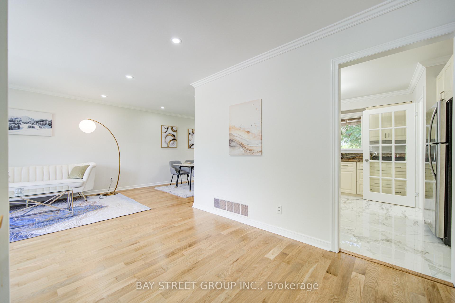 Photo 6 of 4 Sir Brandiles Place, Markham, Markham Village — HOMEH