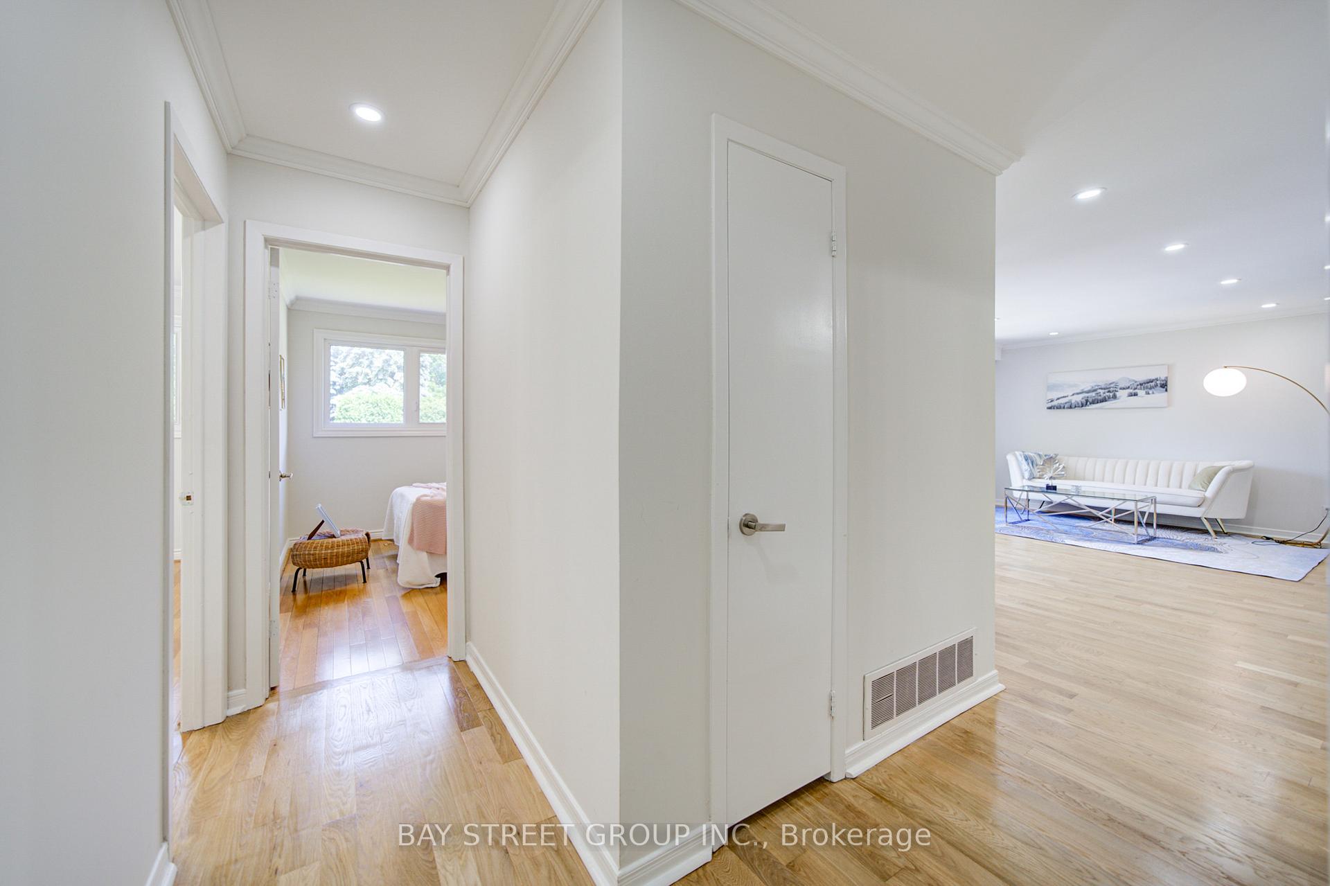 Photo 7 of 4 Sir Brandiles Place, Markham, Markham Village — HOMEH