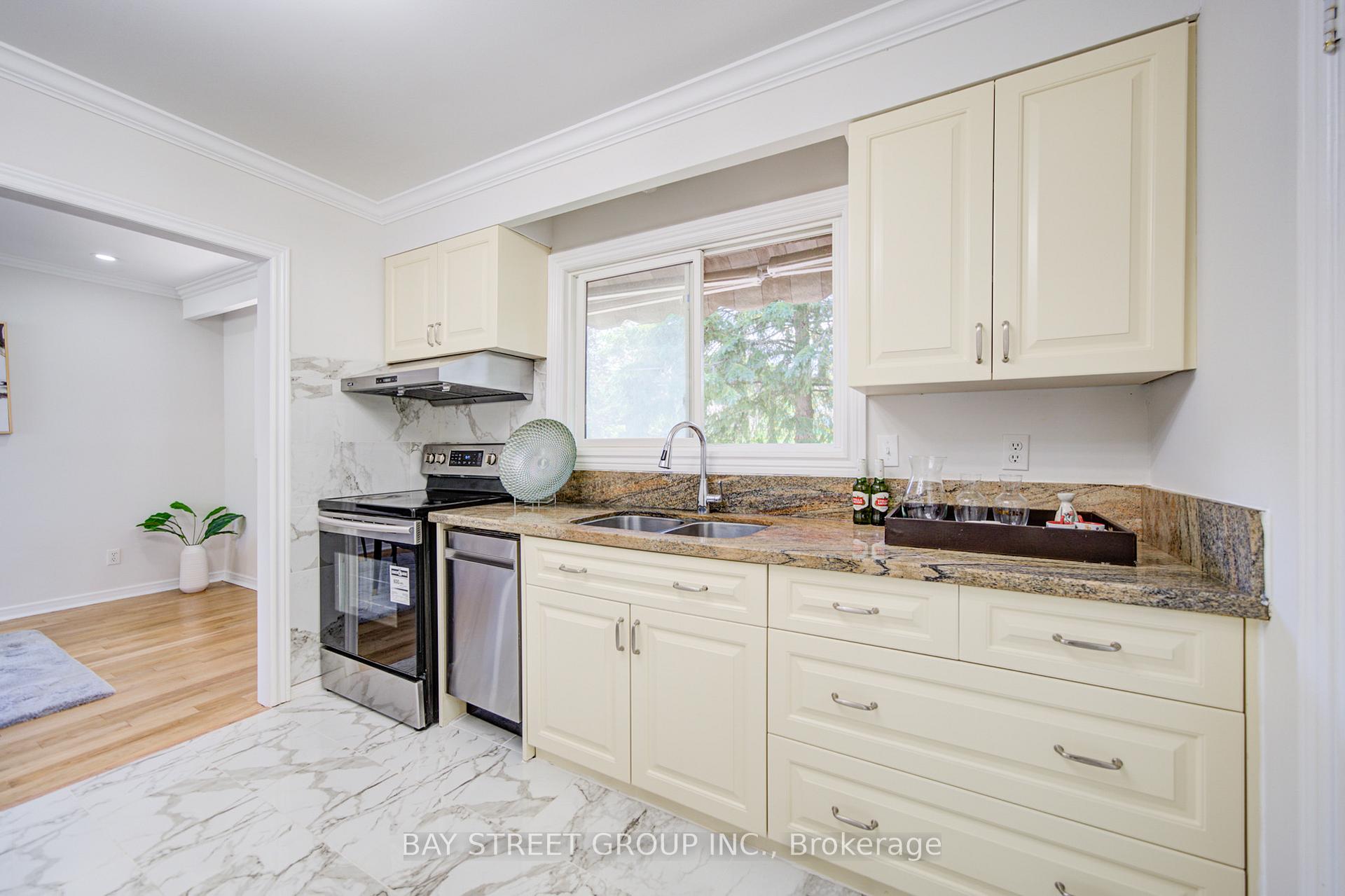 Photo 11 of 4 Sir Brandiles Place, Markham, Markham Village — HOMEH