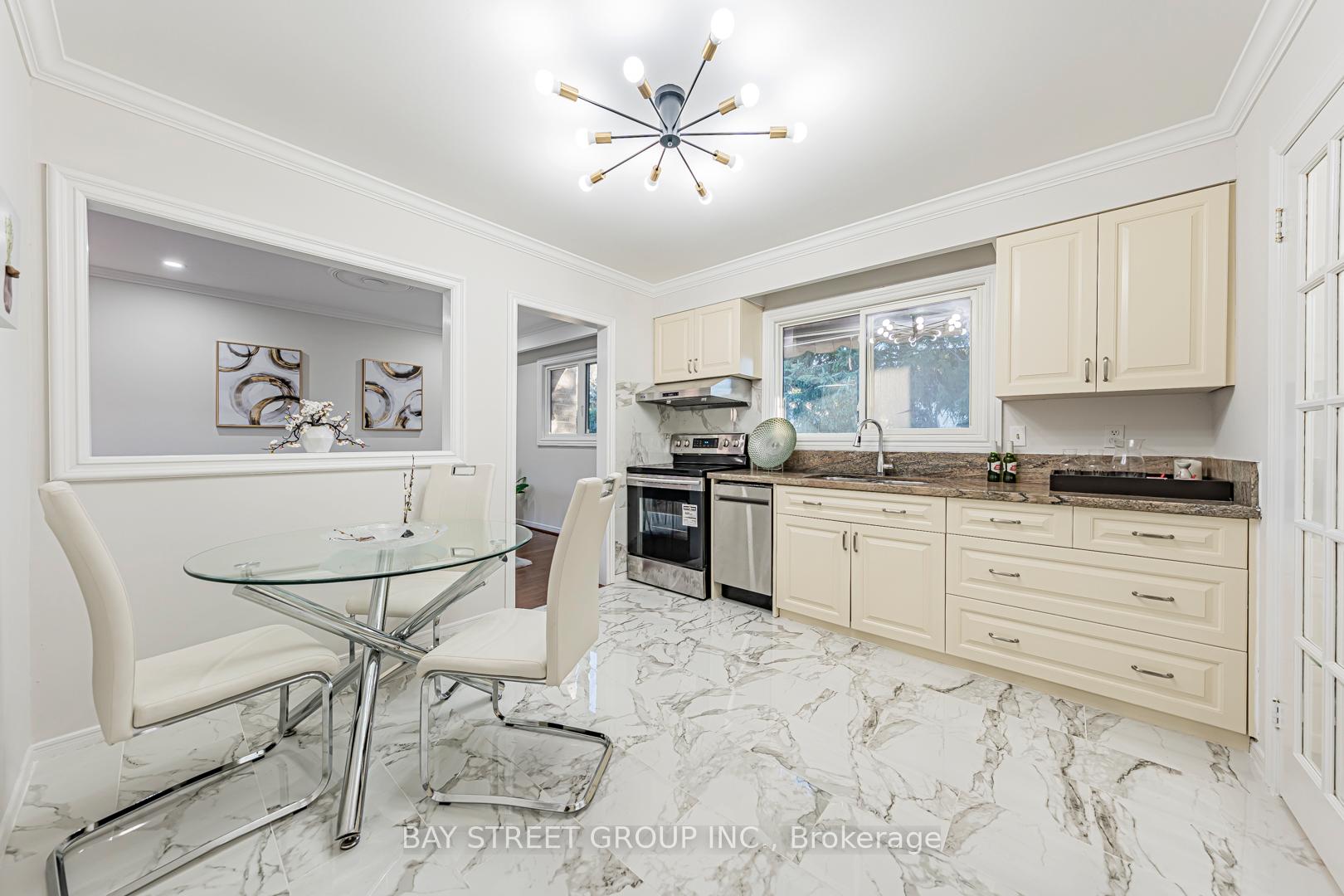 Photo 12 of 4 Sir Brandiles Place, Markham, Markham Village — HOMEH