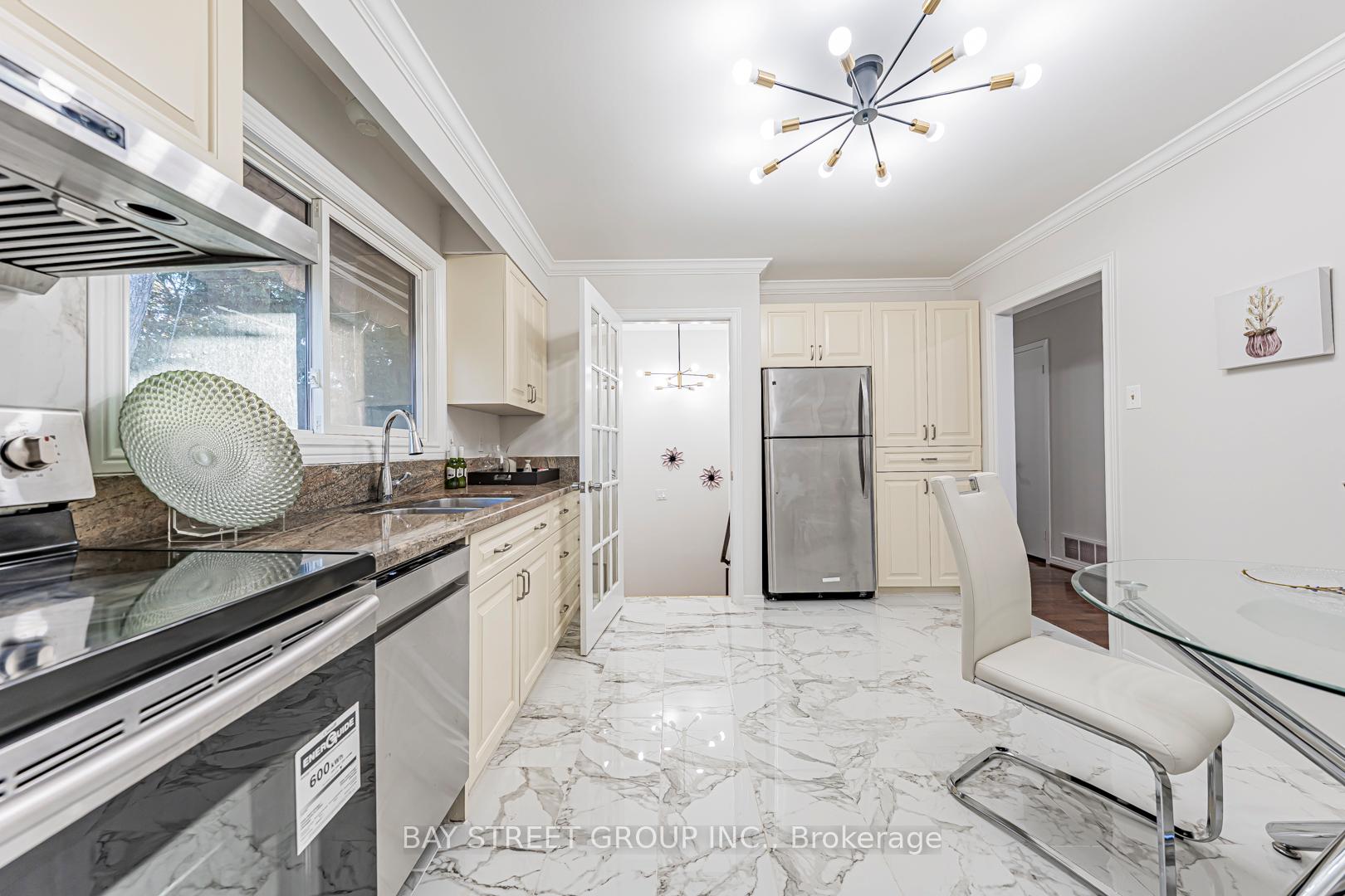 Photo 13 of 4 Sir Brandiles Place, Markham, Markham Village — HOMEH