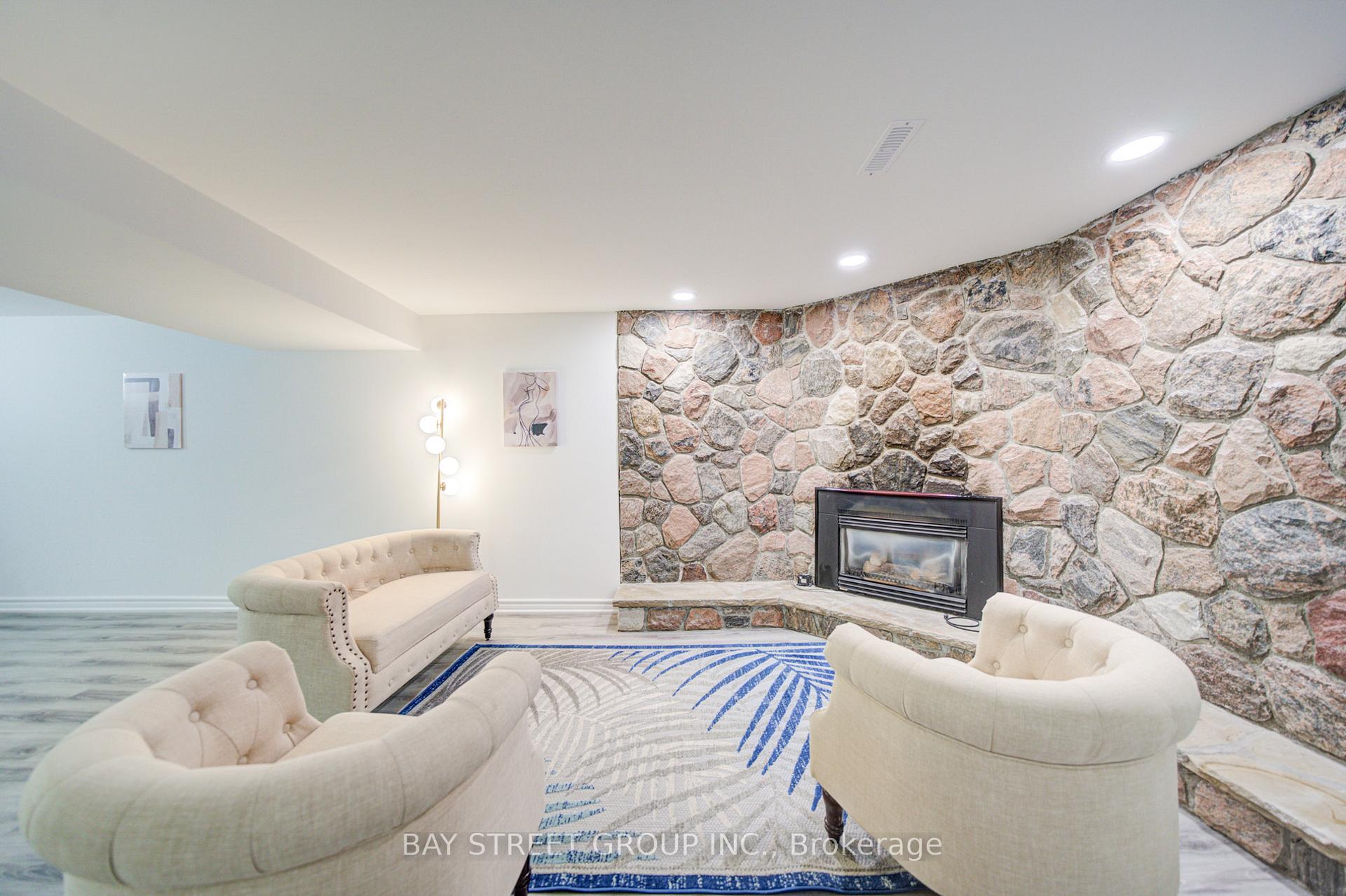 Photo 24 of 4 Sir Brandiles Place, Markham, Markham Village — HOMEH