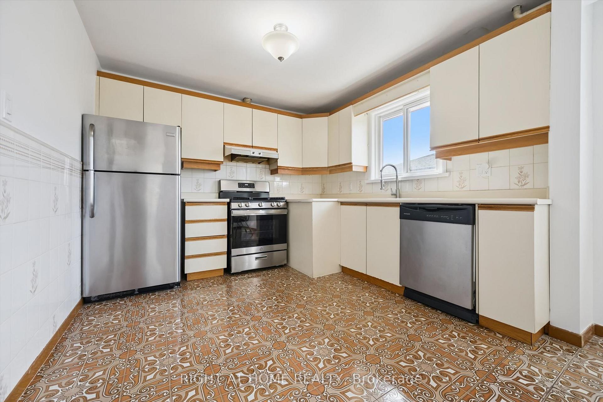 Photo 7 of 27 Jocada Road, North York, Maple Leaf — HOMEH