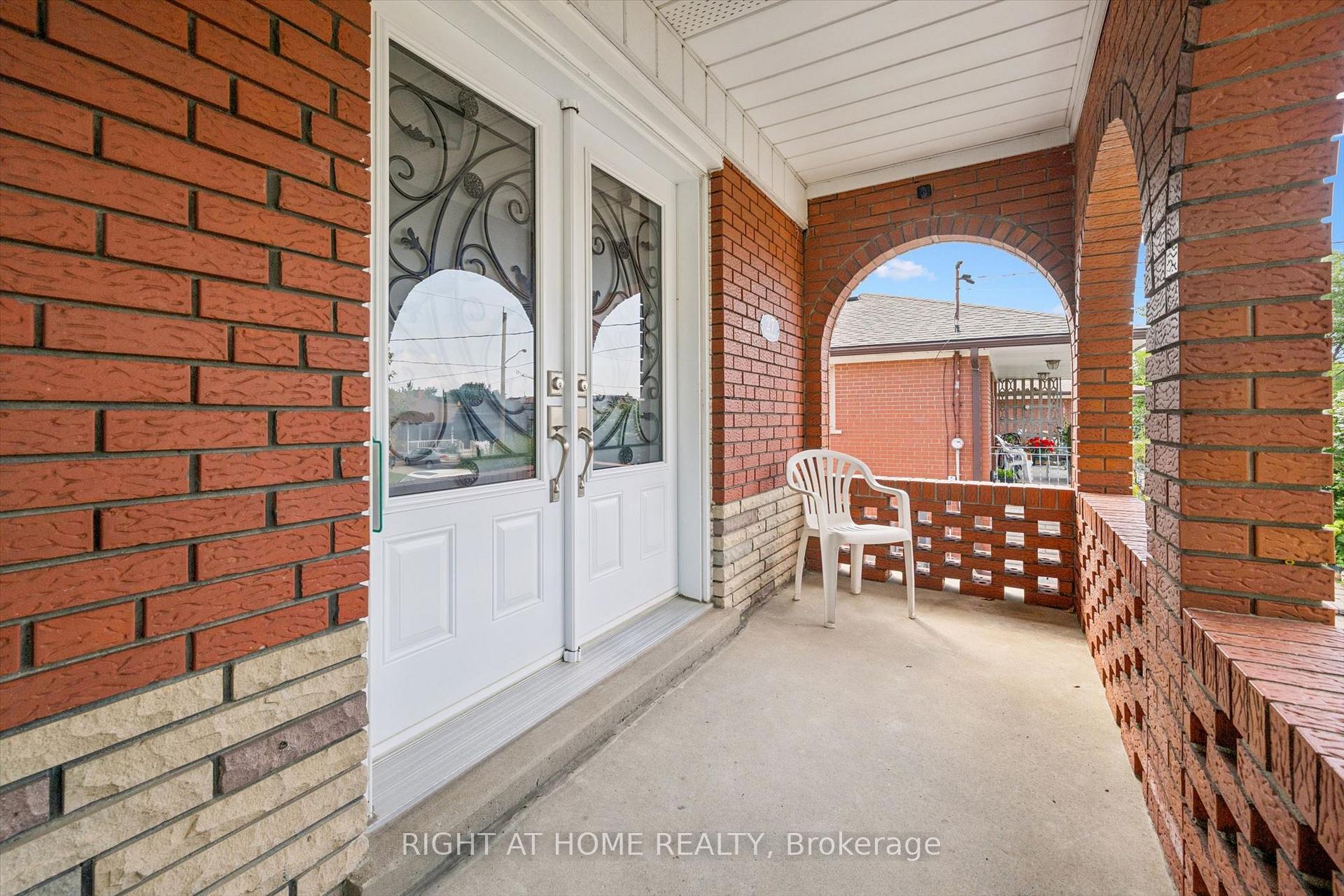Photo 5 of 27 Jocada Road, North York, Maple Leaf — HOMEH