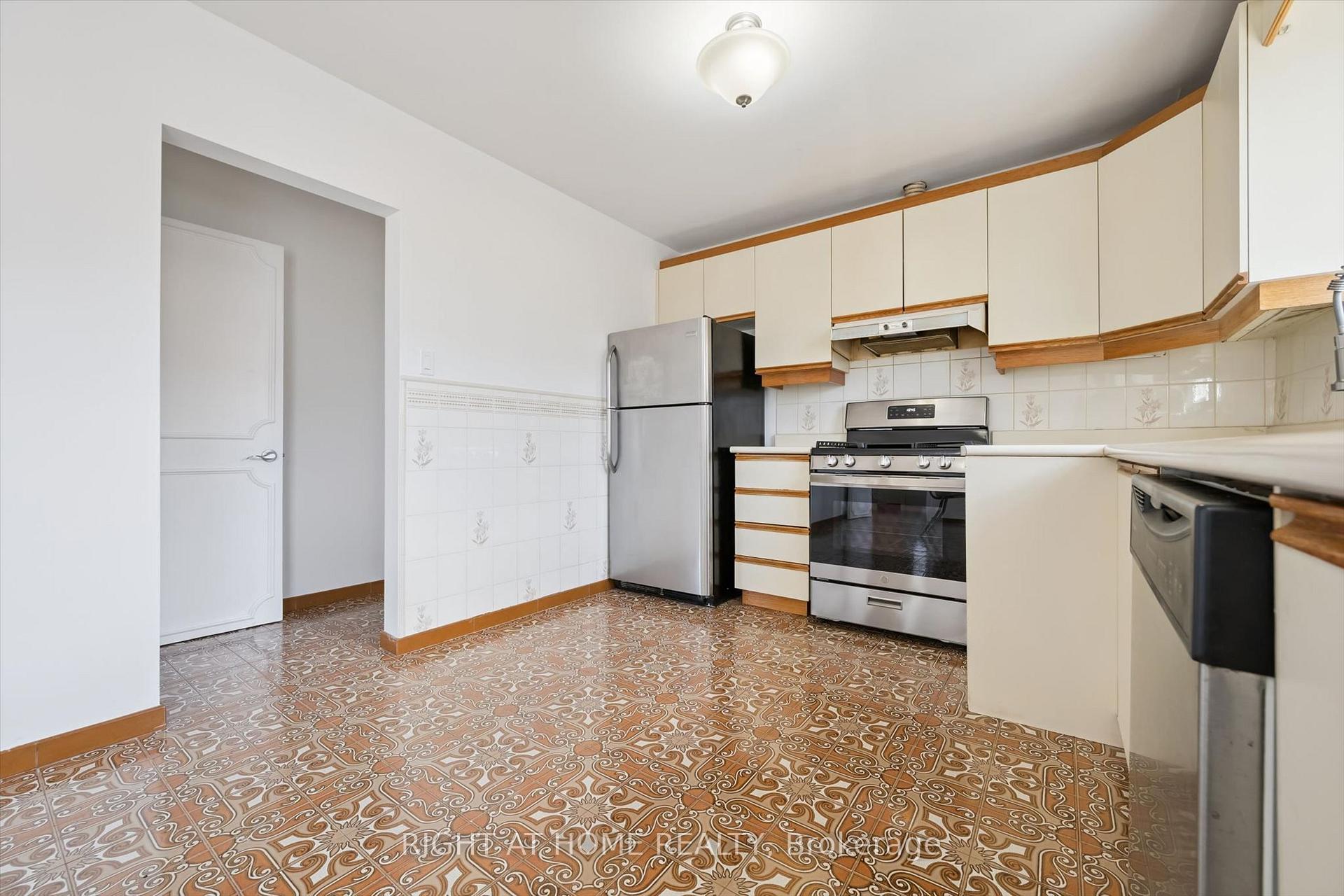 Photo 8 of 27 Jocada Road, North York, Maple Leaf — HOMEH