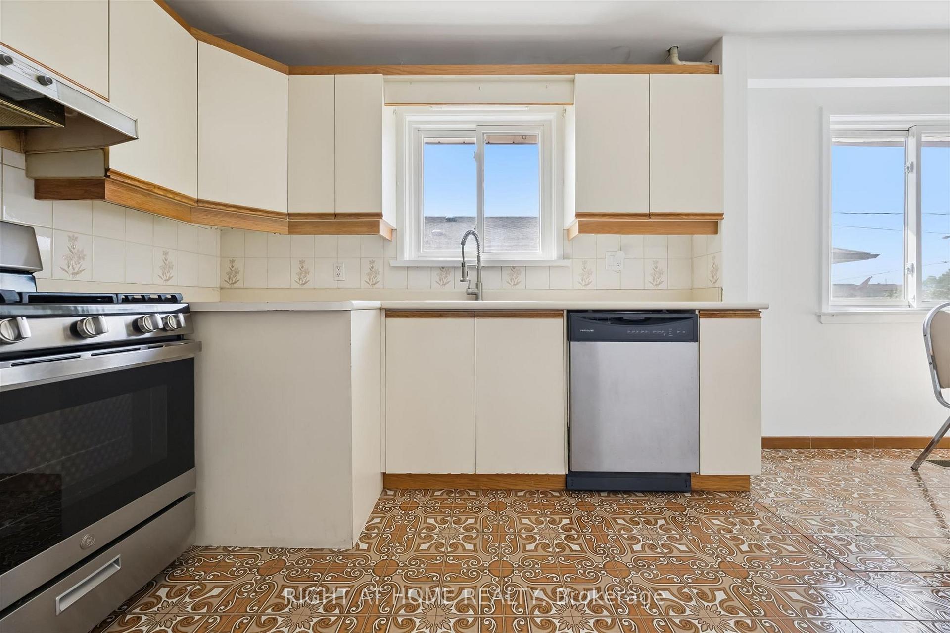 Photo 9 of 27 Jocada Road, North York, Maple Leaf — HOMEH
