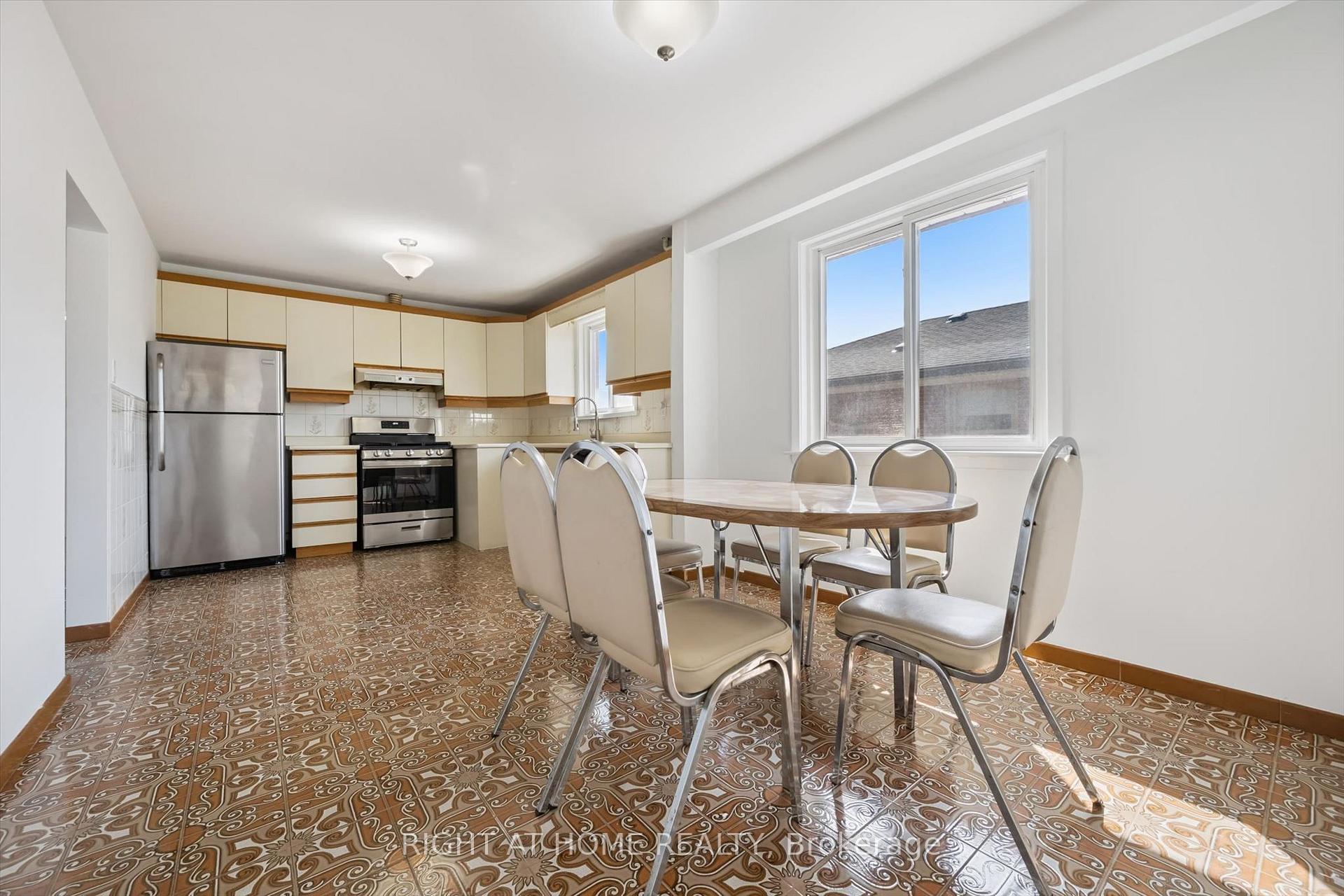 Photo 10 of 27 Jocada Road, North York, Maple Leaf — HOMEH