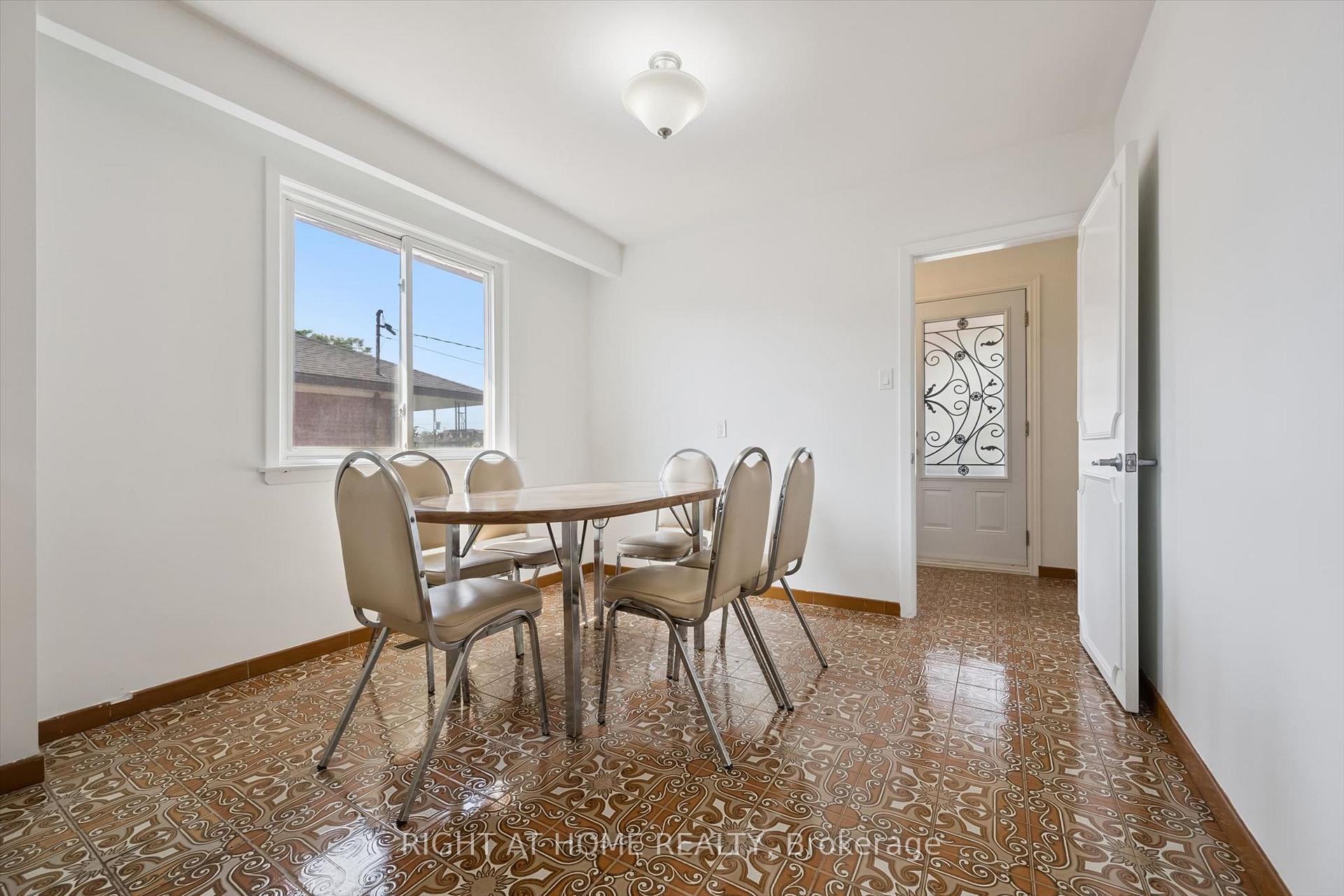 Photo 11 of 27 Jocada Road, North York, Maple Leaf — HOMEH