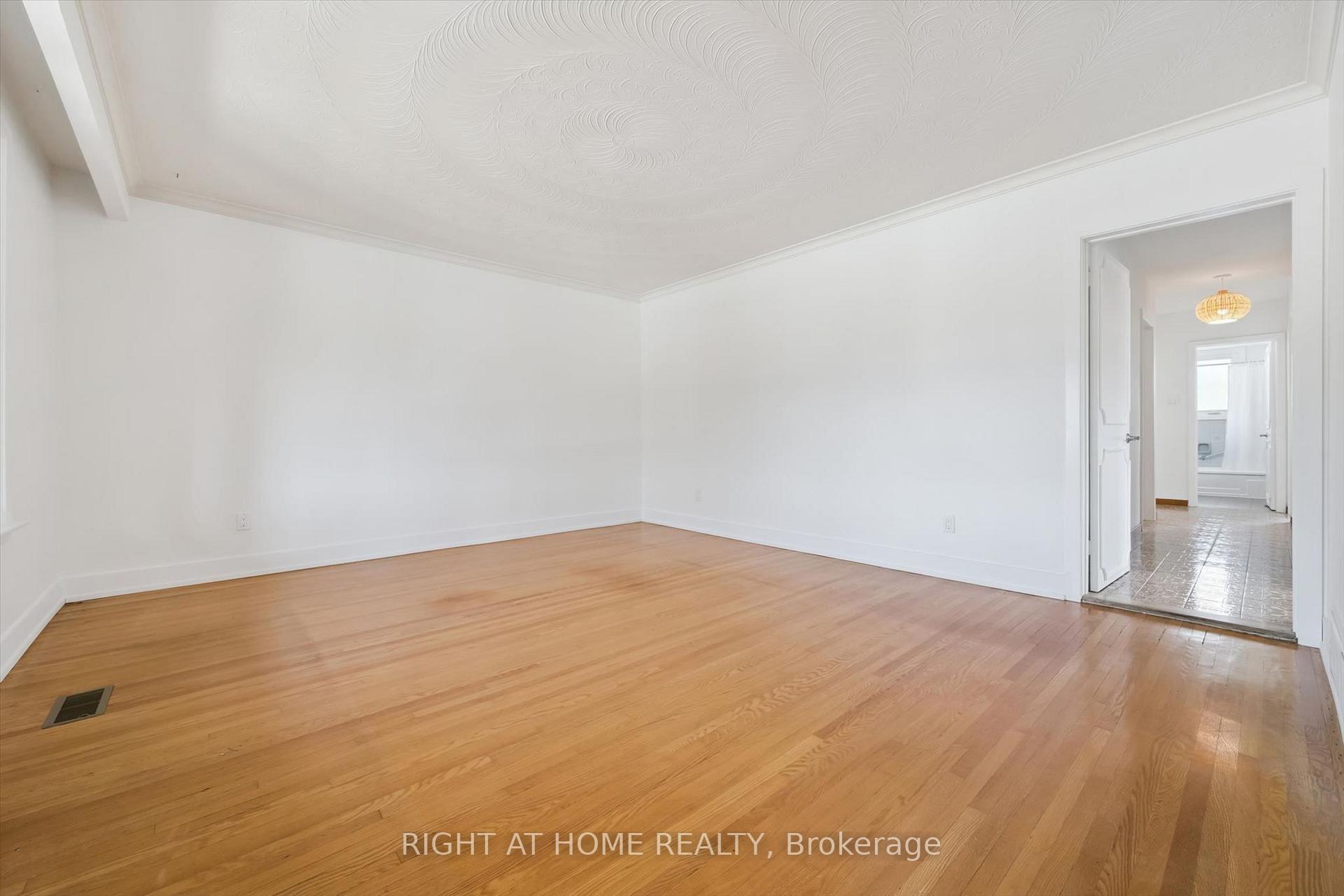 Photo 12 of 27 Jocada Road, North York, Maple Leaf — HOMEH
