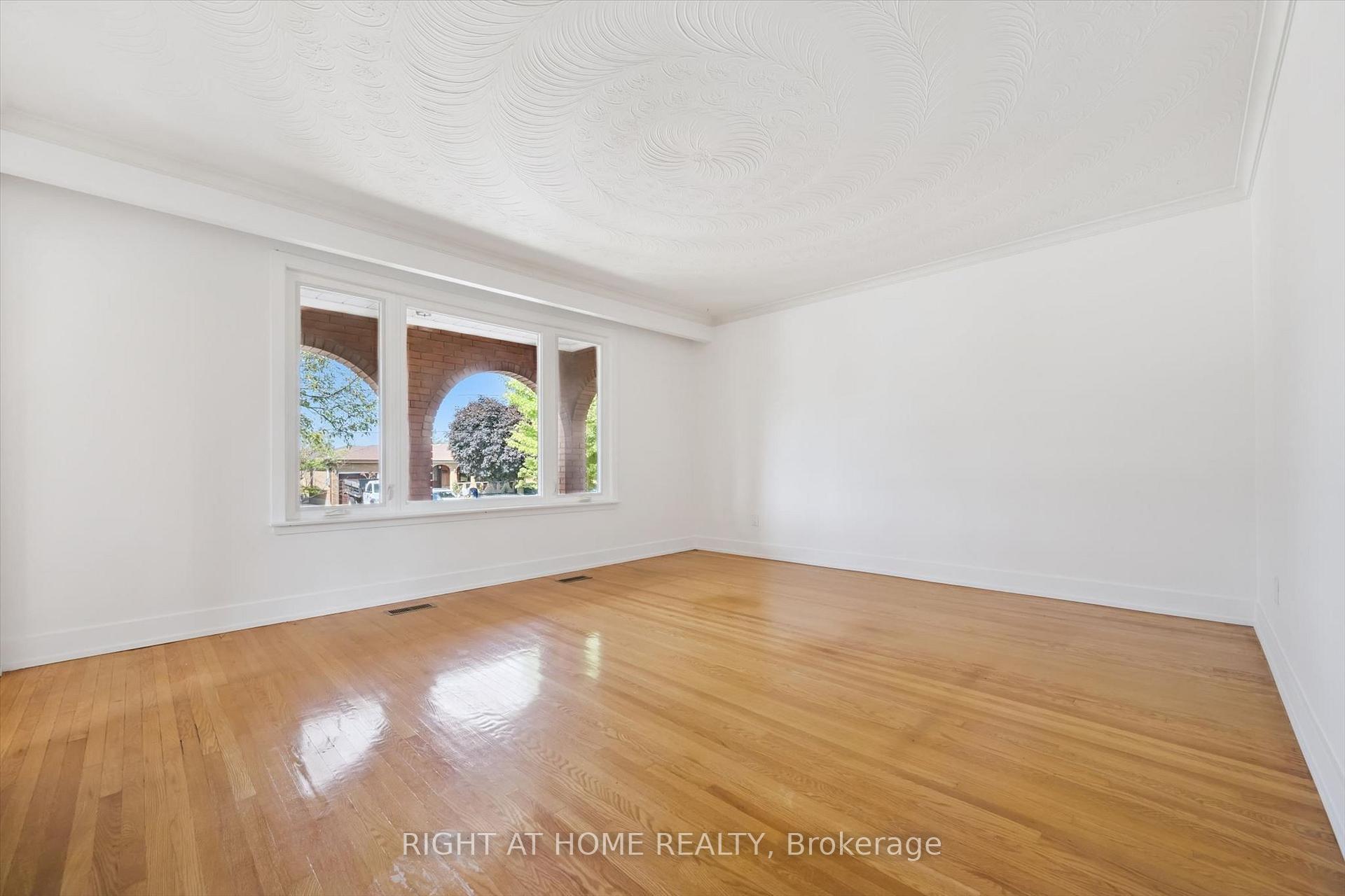 Photo 14 of 27 Jocada Road, North York, Maple Leaf — HOMEH