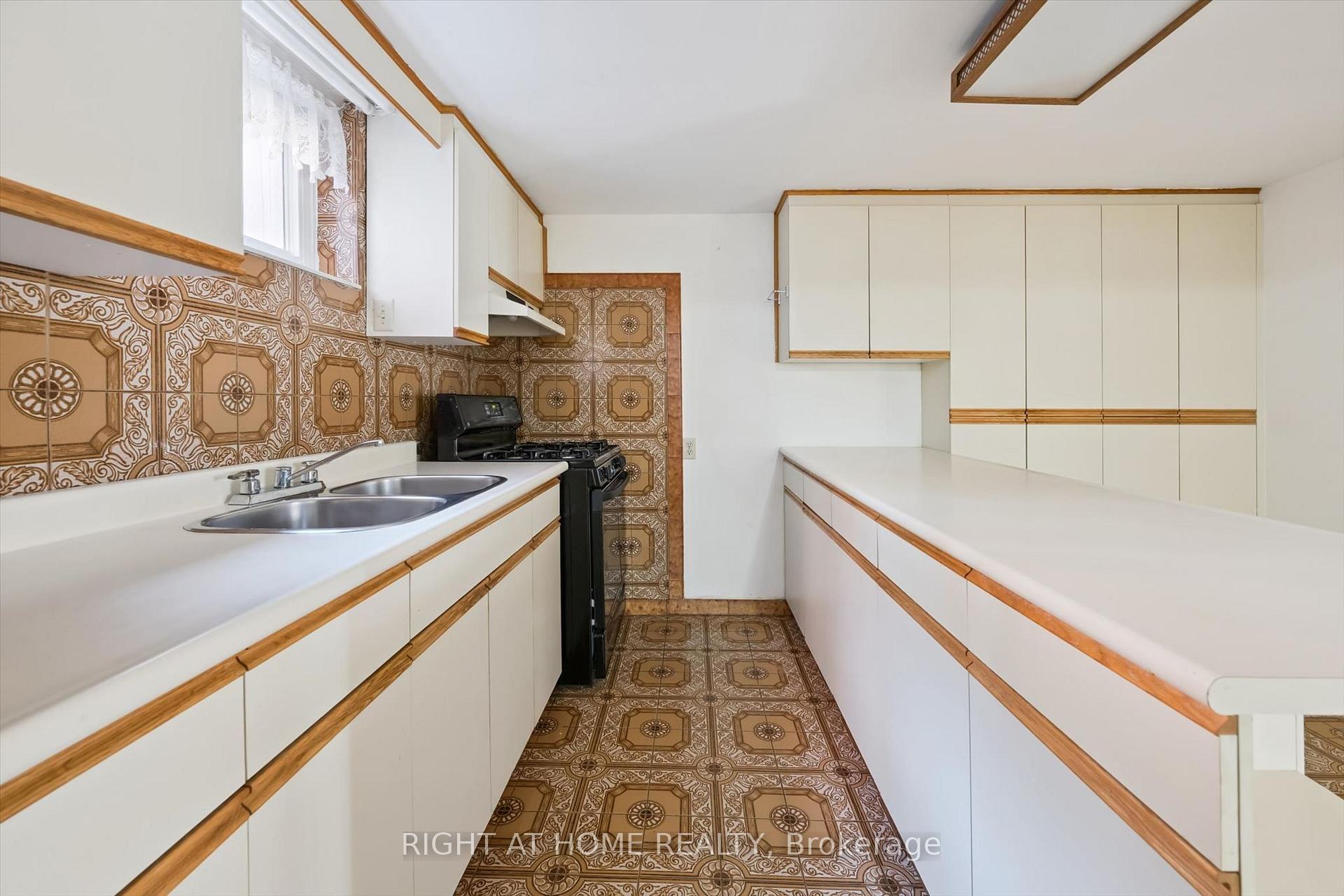 Photo 32 of 27 Jocada Road, North York, Maple Leaf — HOMEH