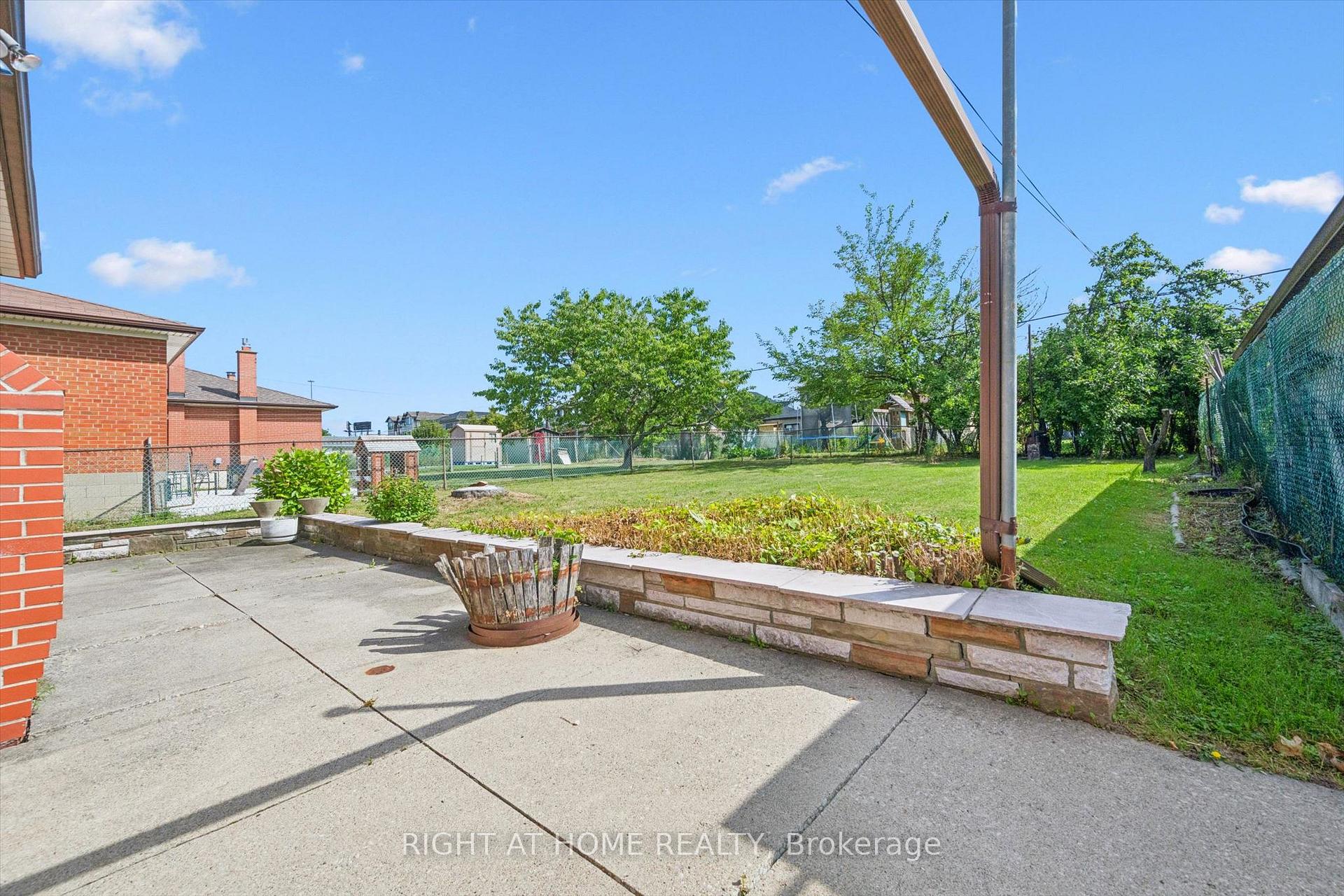 Photo 36 of 27 Jocada Road, North York, Maple Leaf — HOMEH