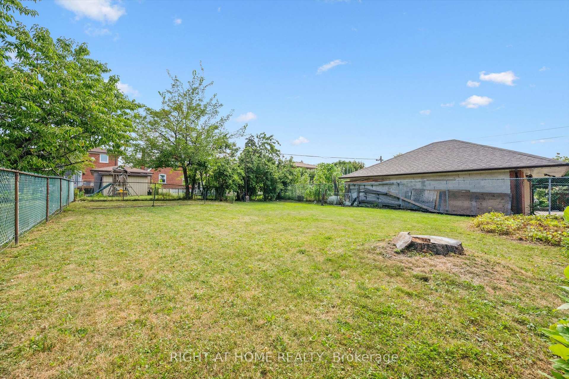 Photo 37 of 27 Jocada Road, North York, Maple Leaf — HOMEH