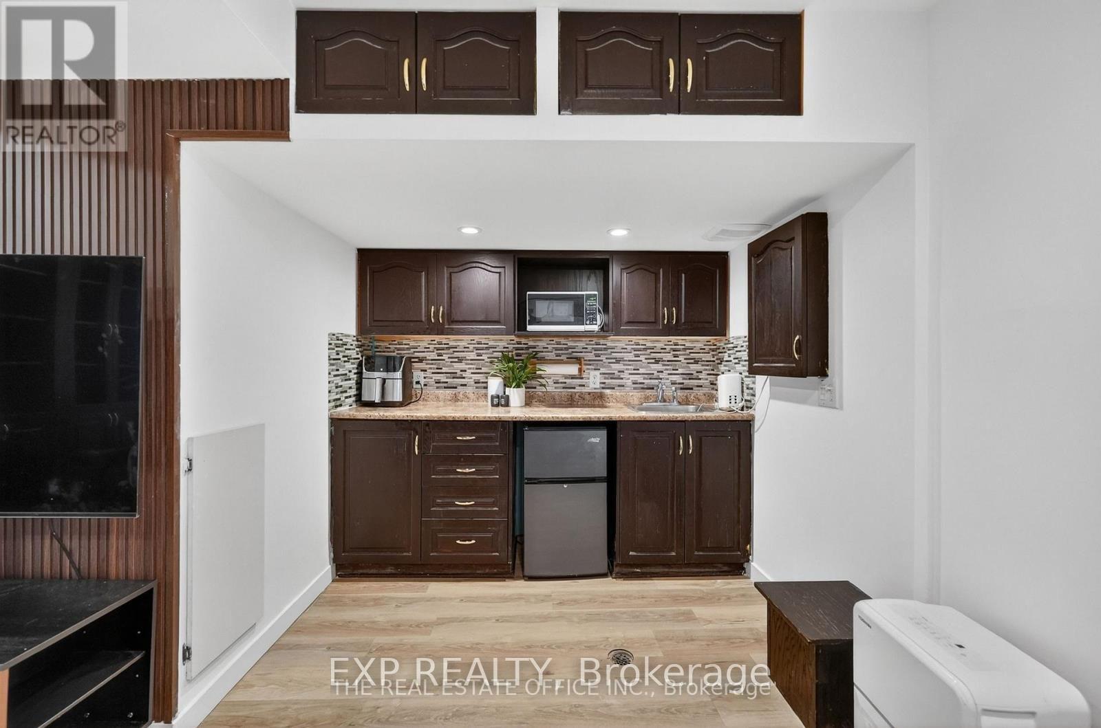 Photo 9 of 106 Corsica Private, Ottawa, Riverview Park — HOMEH