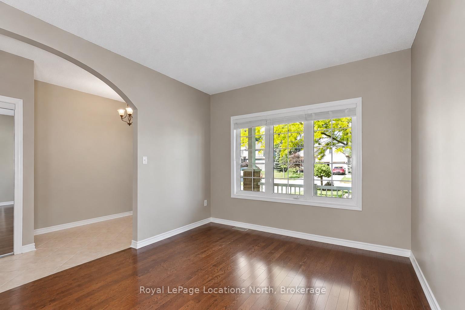 Photo 12 of 19 Kells Crescent, Collingwood — HOMEH