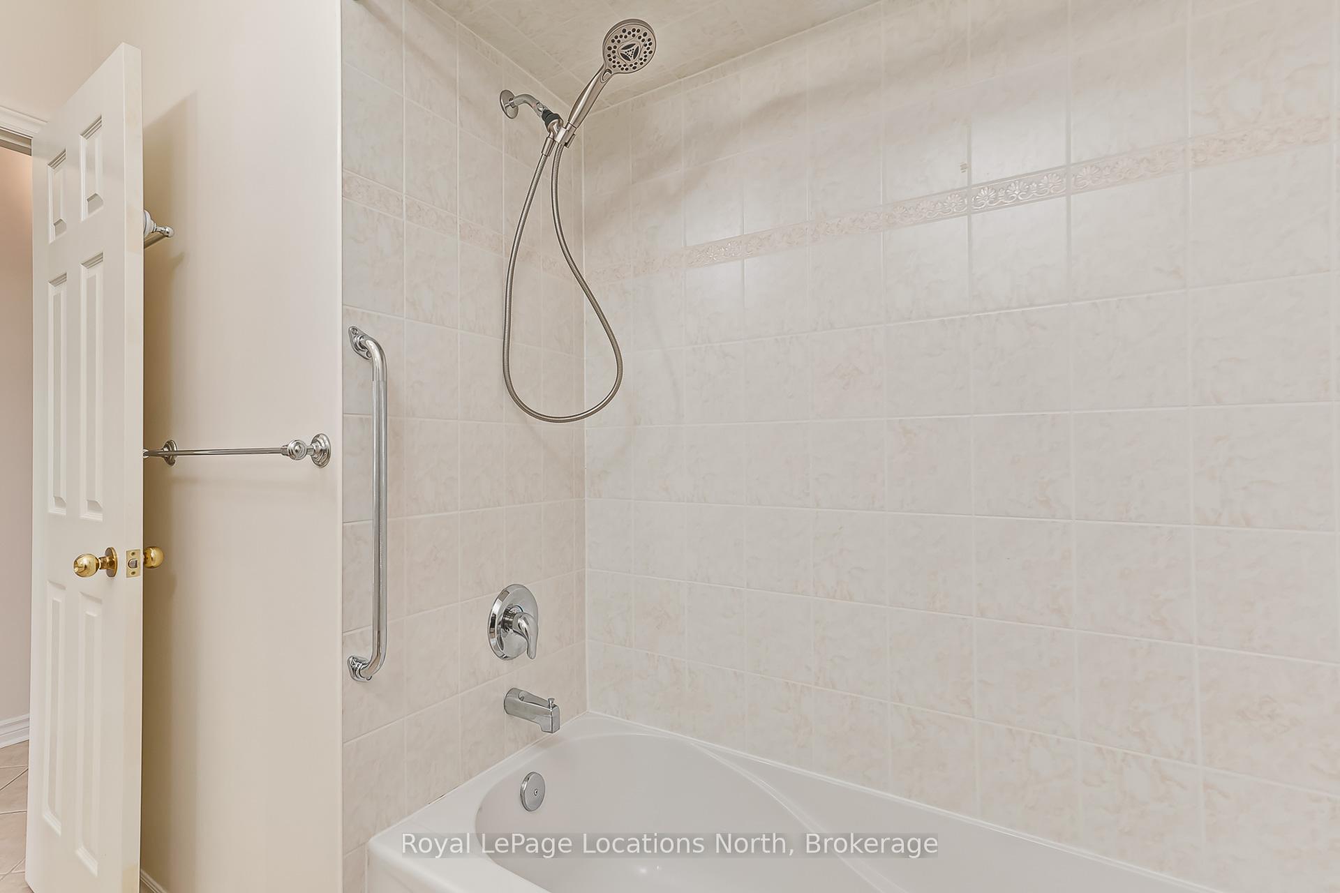 Photo 22 of 19 Kells Crescent, Collingwood — HOMEH