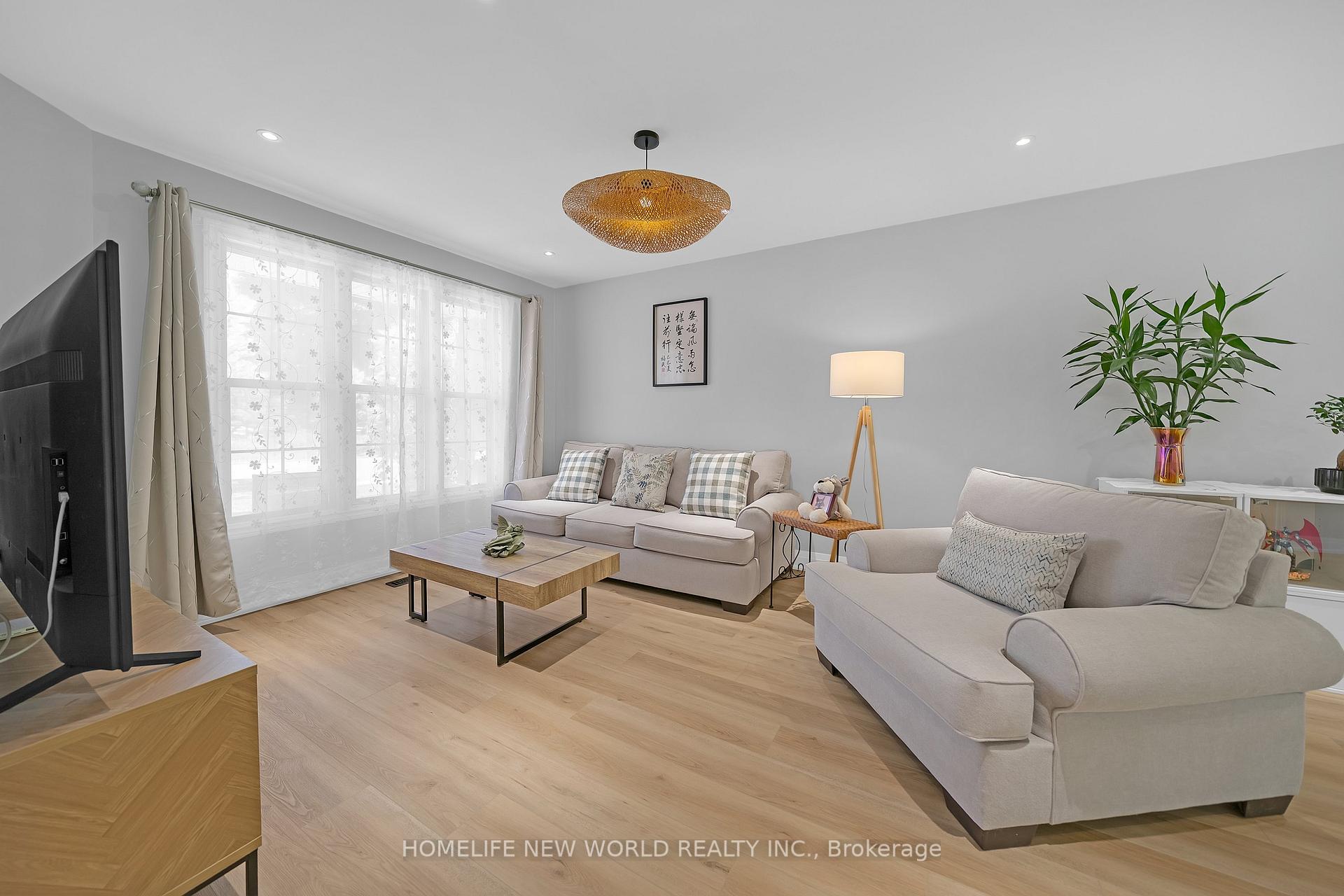 Photo 5 of 351 Millard Street, Whitchurch-Stouffville, Stouffville — HOMEH