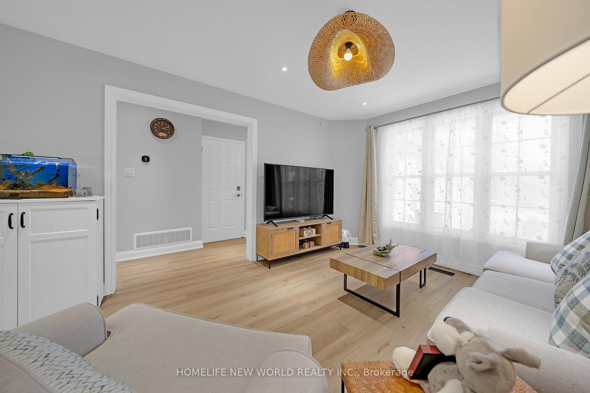 Photo 6 of 351 Millard Street, Whitchurch-Stouffville, Stouffville — HOMEH