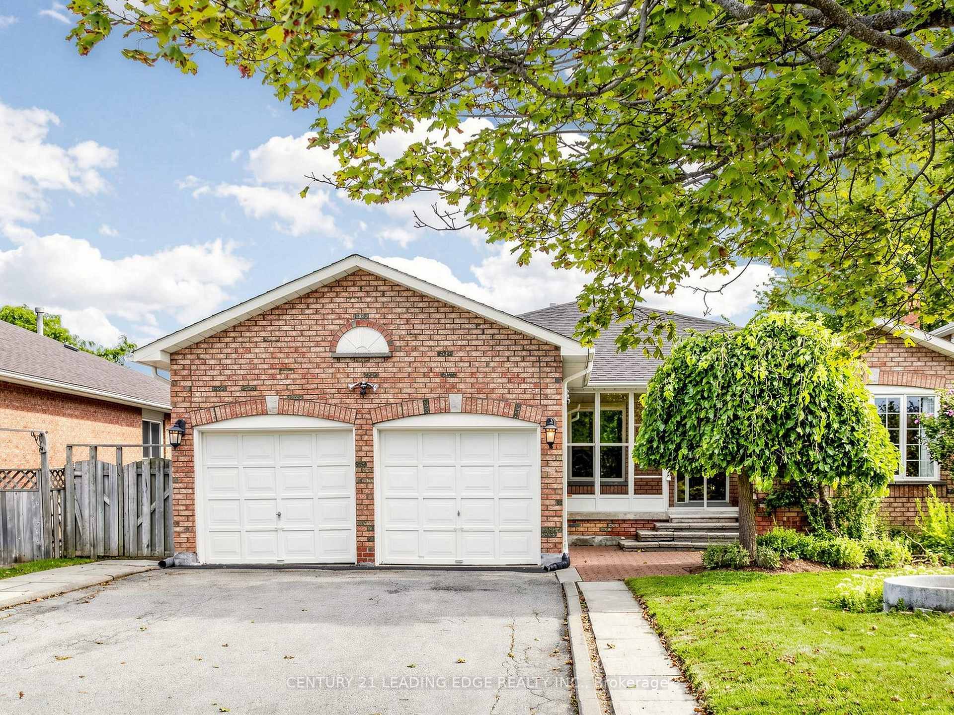 Photo 2 of 9 Coates Crescent, Richmond Hill, Oak Ridges Lake Wilcox — HOMEH