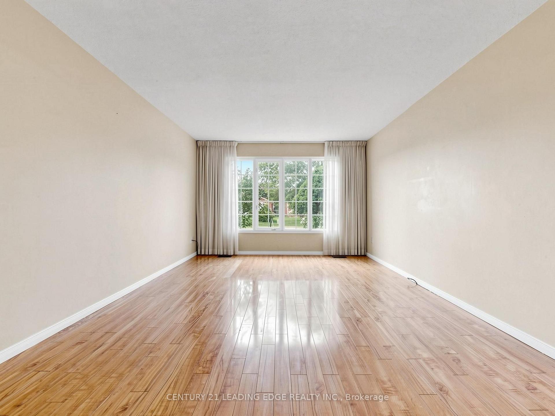 Photo 5 of 9 Coates Crescent, Richmond Hill, Oak Ridges Lake Wilcox — HOMEH