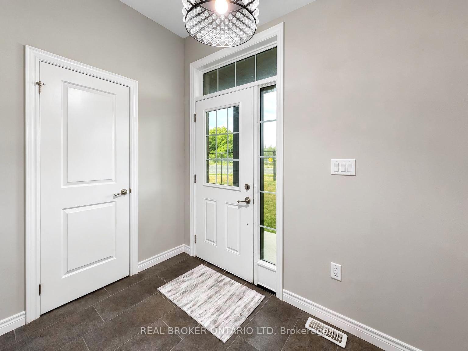 Photo 3 of 1054 Oakcrossing Gate, London, North M — HOMEH