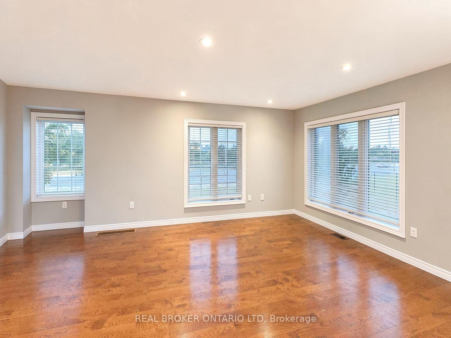 Photo 4 of 1054 Oakcrossing Gate, London, North M — HOMEH