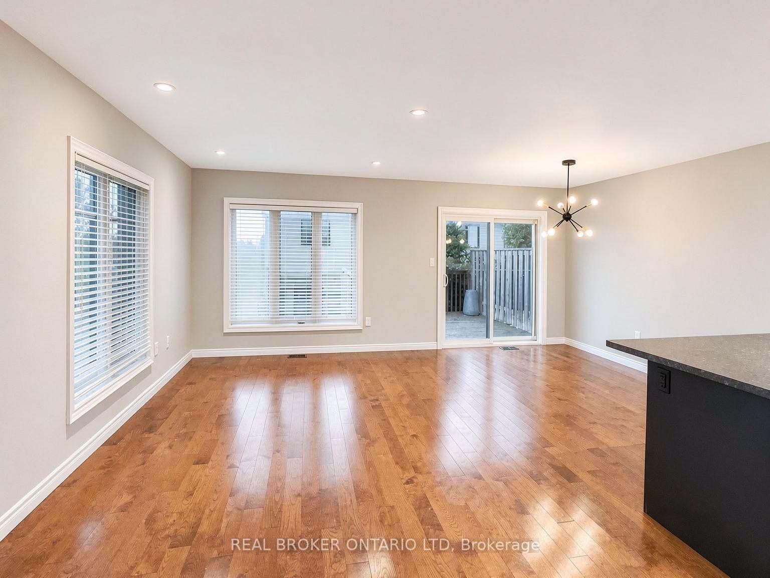 Photo 5 of 1054 Oakcrossing Gate, London, North M — HOMEH