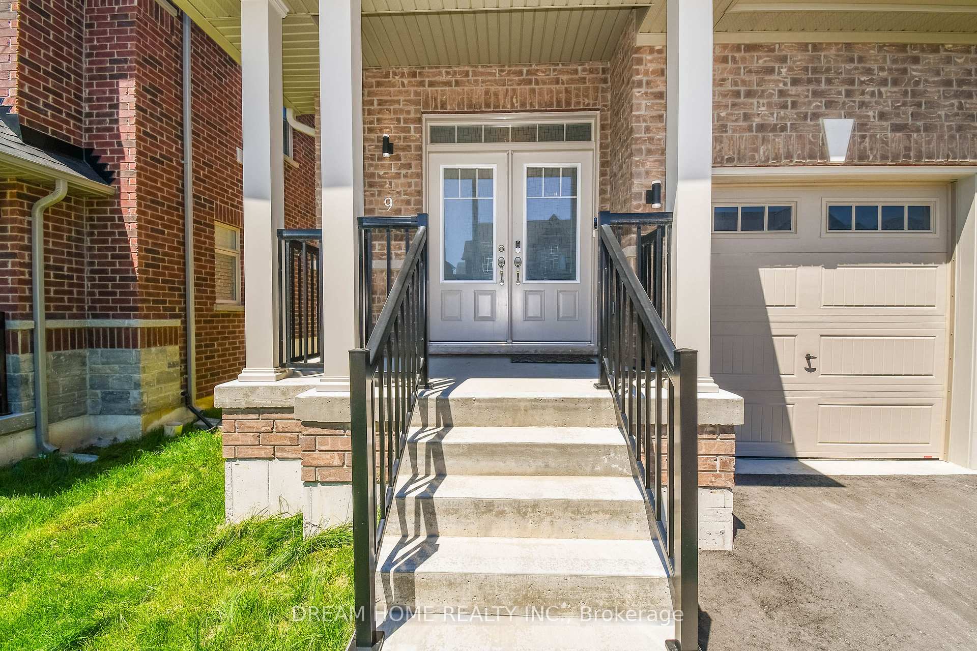 Photo 2 of 9 Copperhill Heights, Barrie, Rural Barrie Southeast — HOMEH