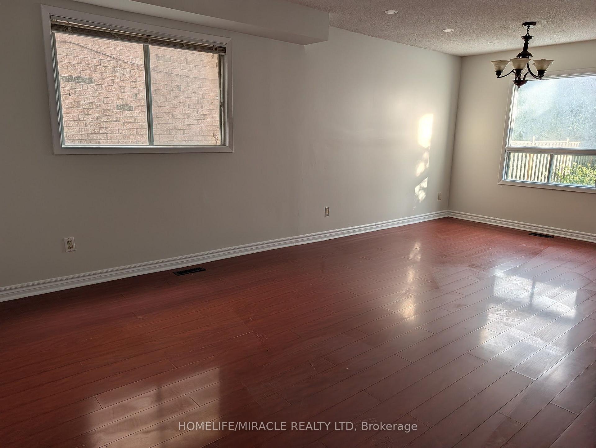 Photo 4 of 18 Beisel Court, Brampton, Heart Lake West — HOMEH