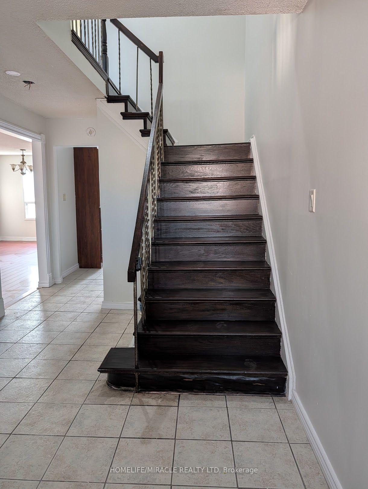 Photo 5 of 18 Beisel Court, Brampton, Heart Lake West — HOMEH
