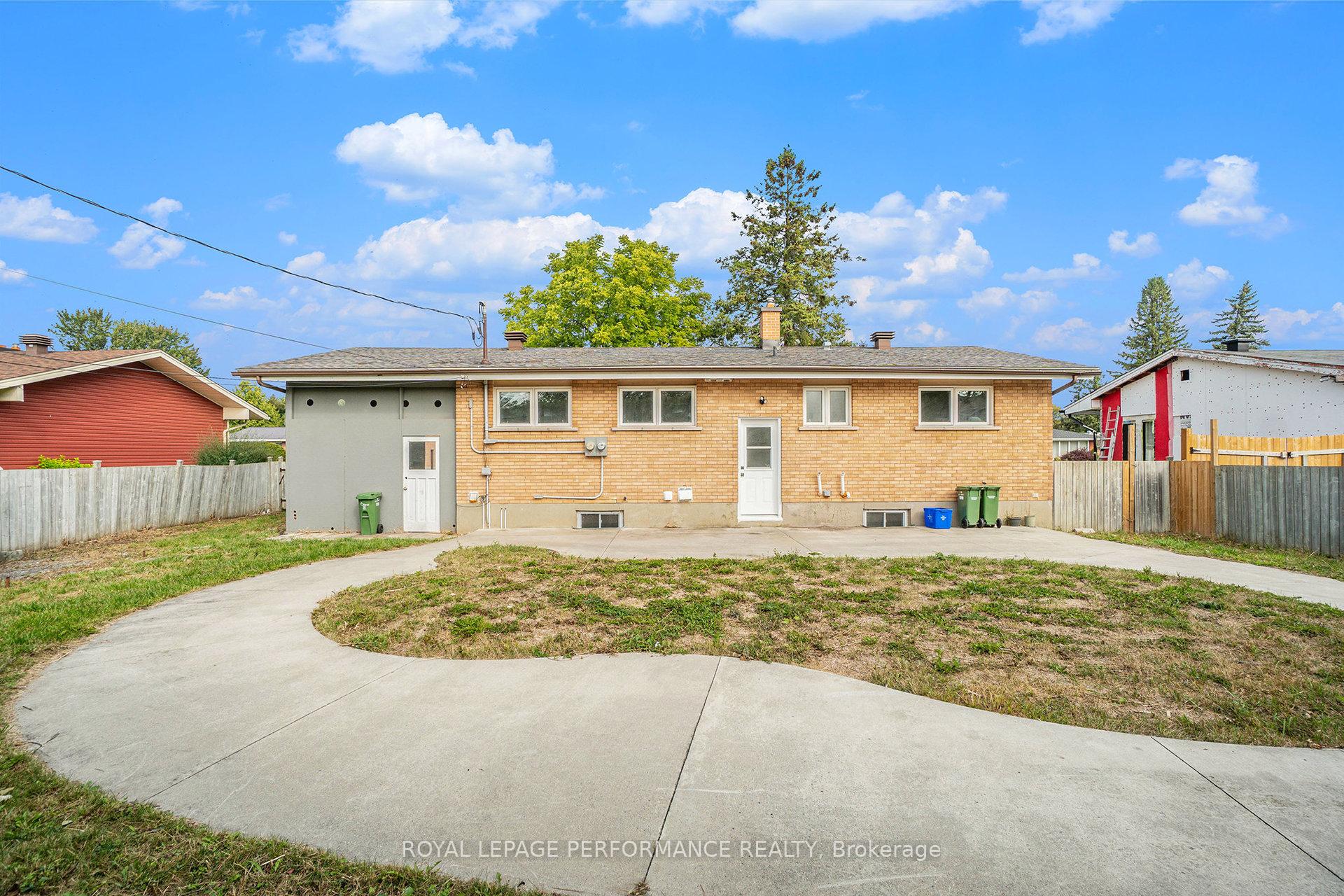 Photo 15 of 26 Majestic Drive, Ottawa, Manordale — HOMEH