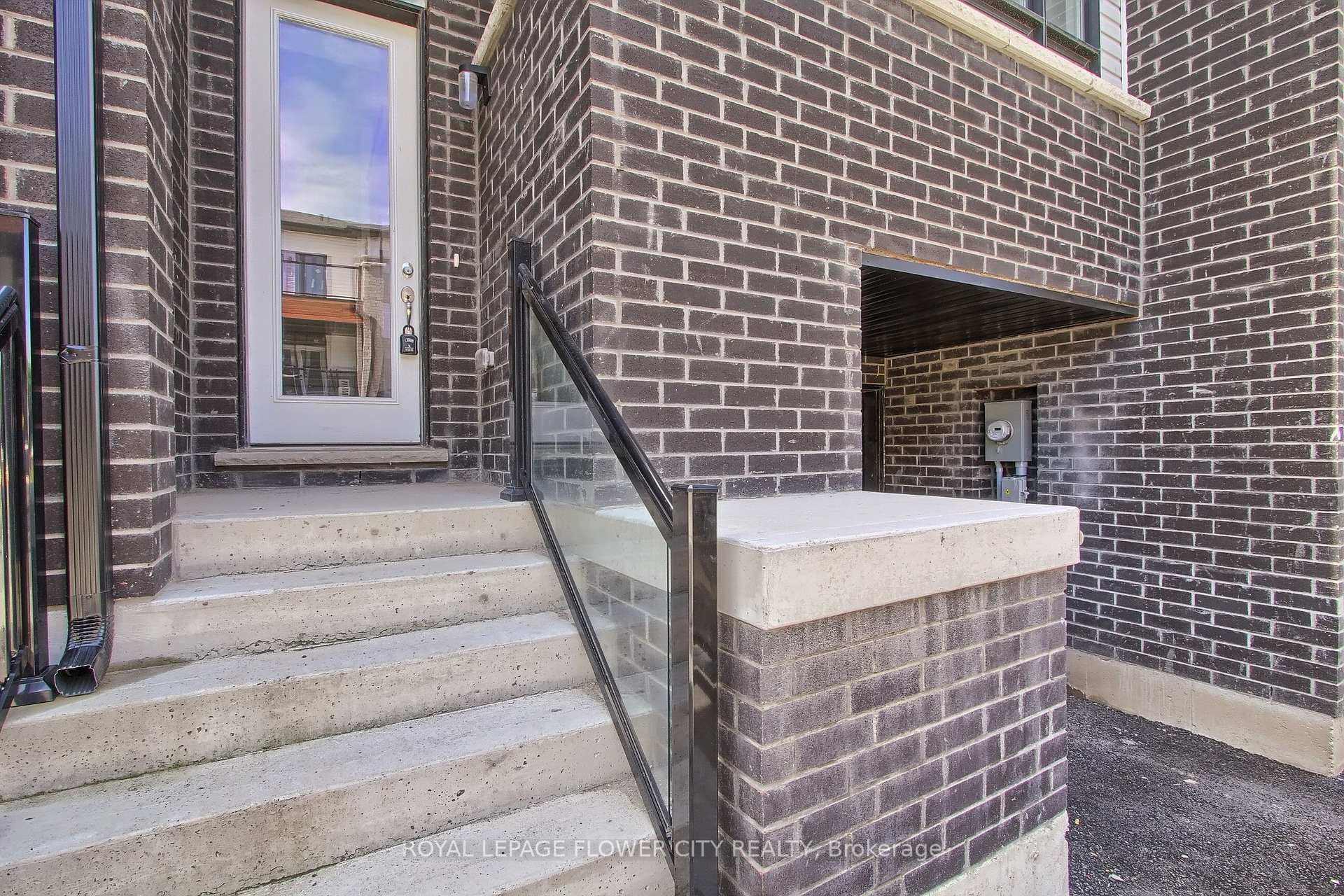 Photo 4 of 33 Sidney Rose Common, St. Catharines, Glendale/Glenridge — HOMEH