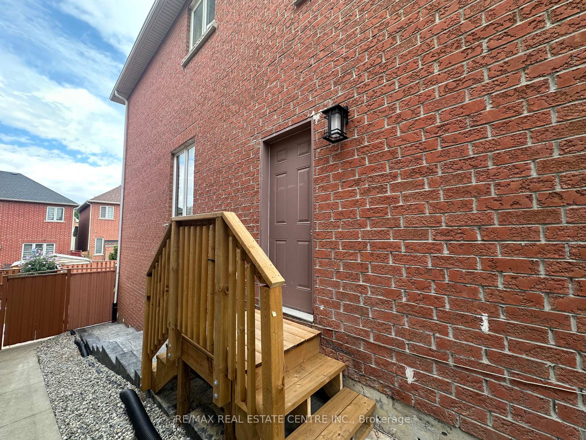 Photo 2 of Unit Basement Apartment, 23 Oblate Crescent, Brampton, Bram West — HOMEH
