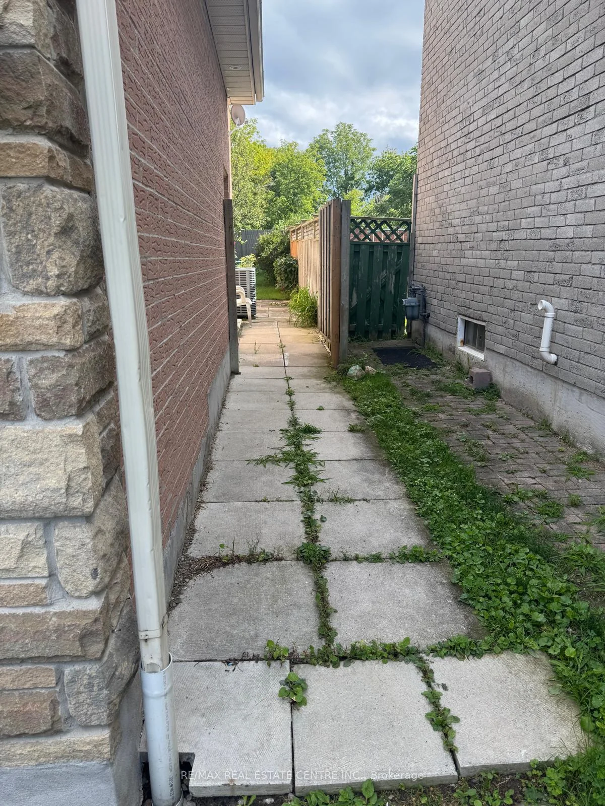 Photo 2 of Unit Basement, 546 Laurier Crescent, Pickering, Amberlea — HOMEH