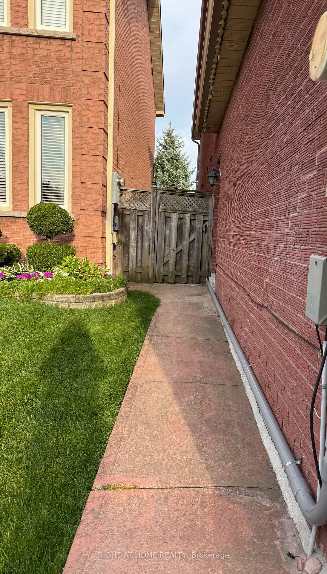 Photo 2 of 372 Winfield Terrace, Mississauga, Hurontario — HOMEH