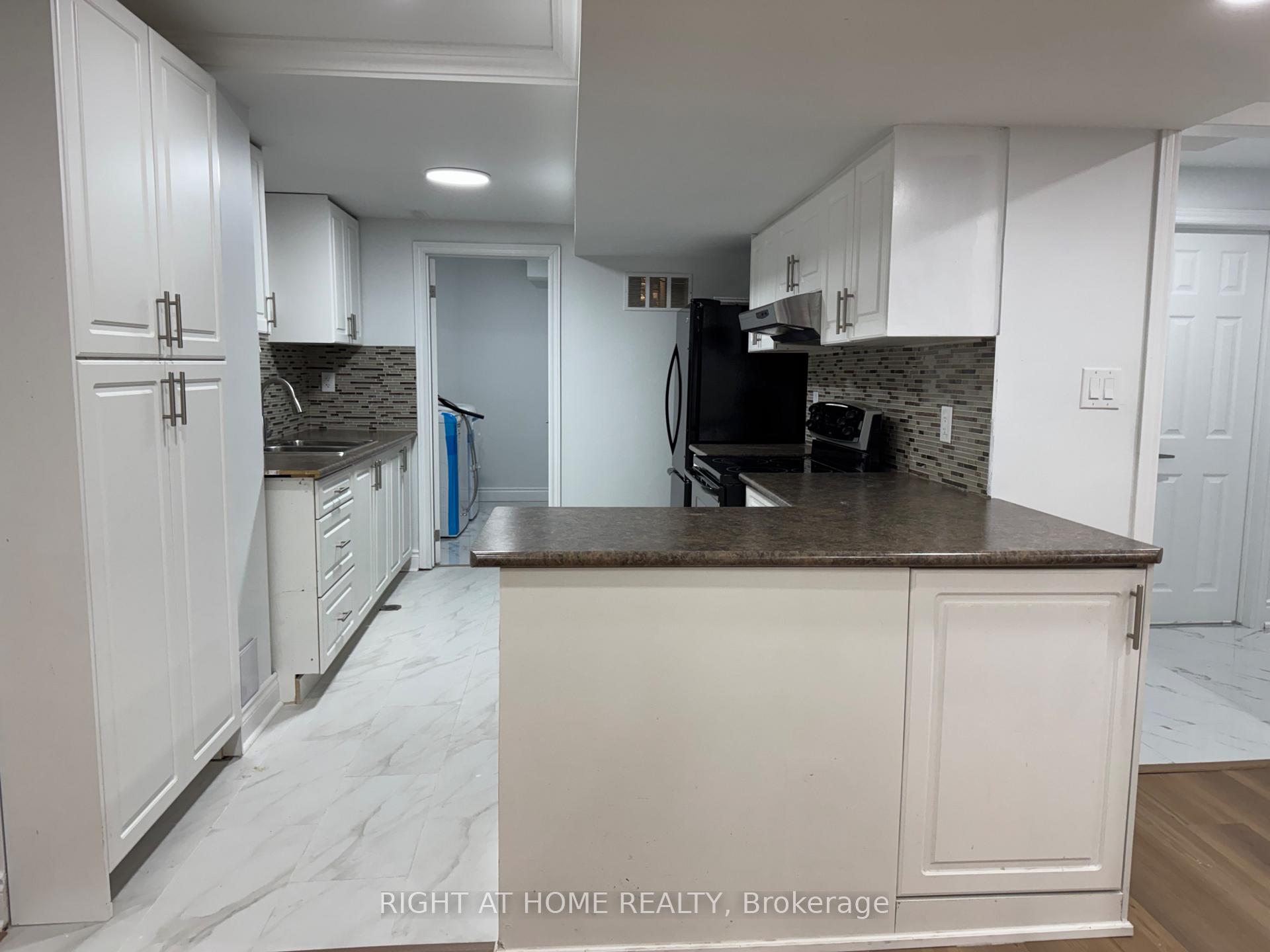 Photo 3 of 372 Winfield Terrace, Mississauga, Hurontario — HOMEH