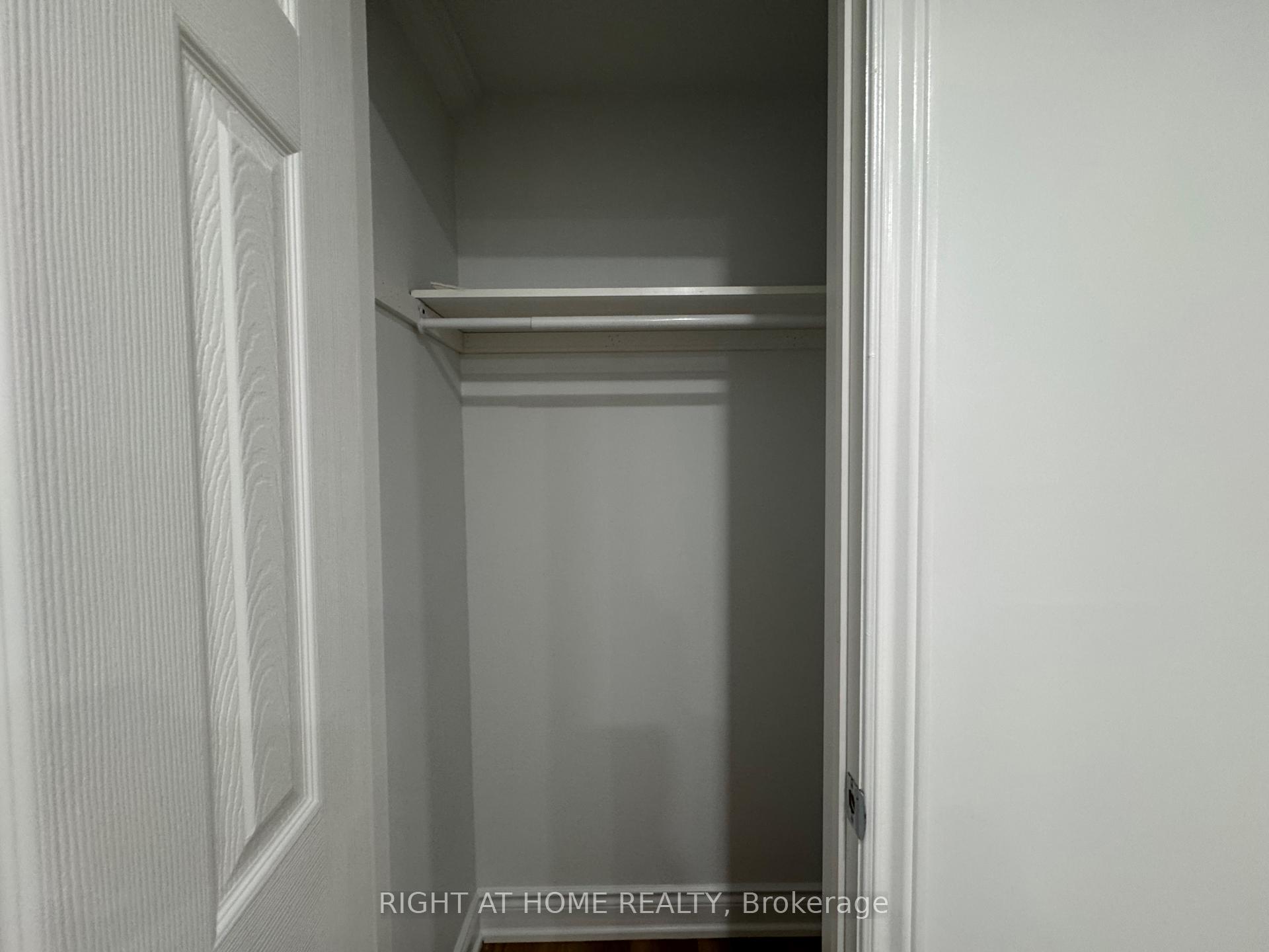 Photo 5 of 372 Winfield Terrace, Mississauga, Hurontario — HOMEH