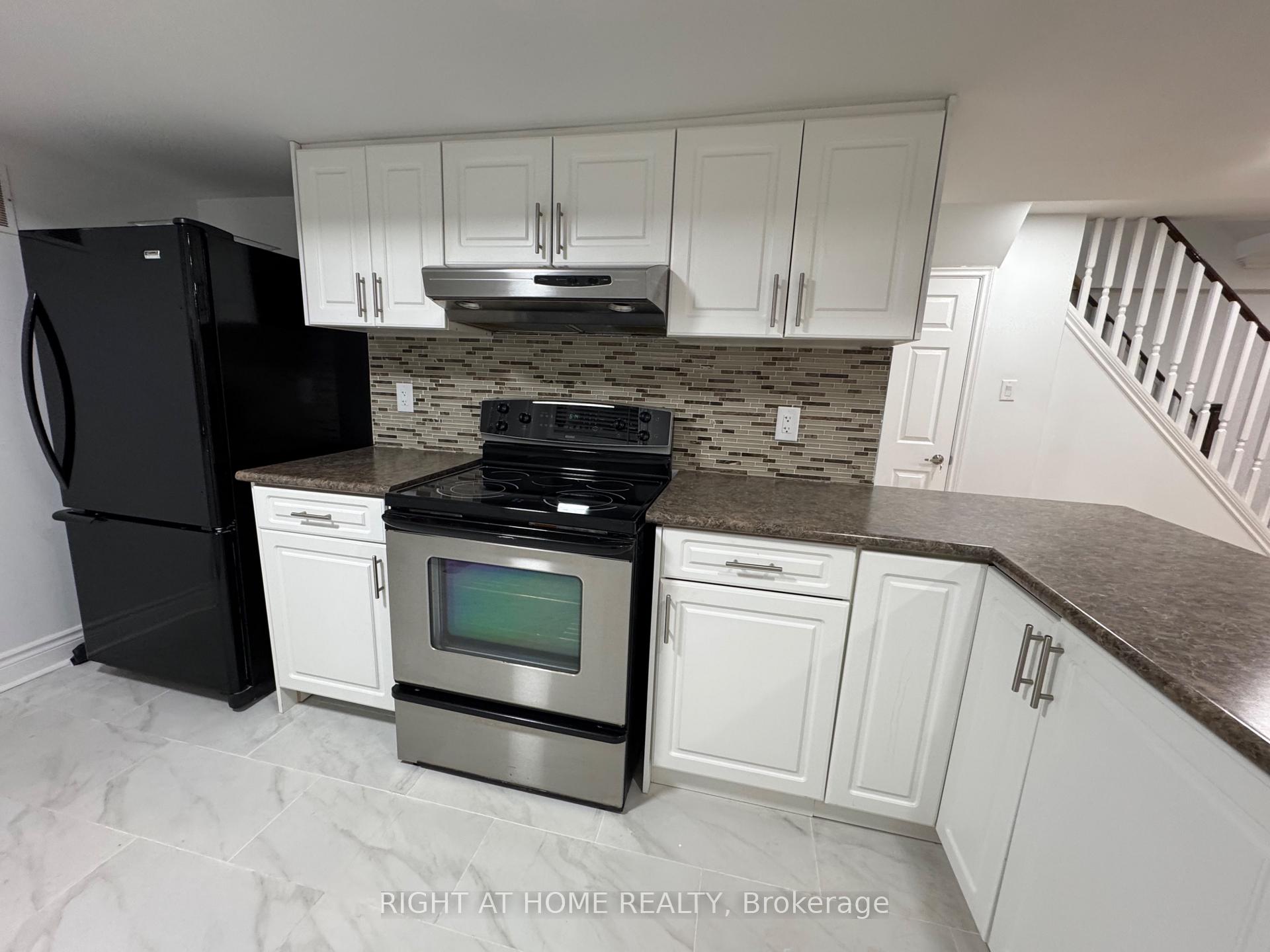 Photo 4 of 372 Winfield Terrace, Mississauga, Hurontario — HOMEH