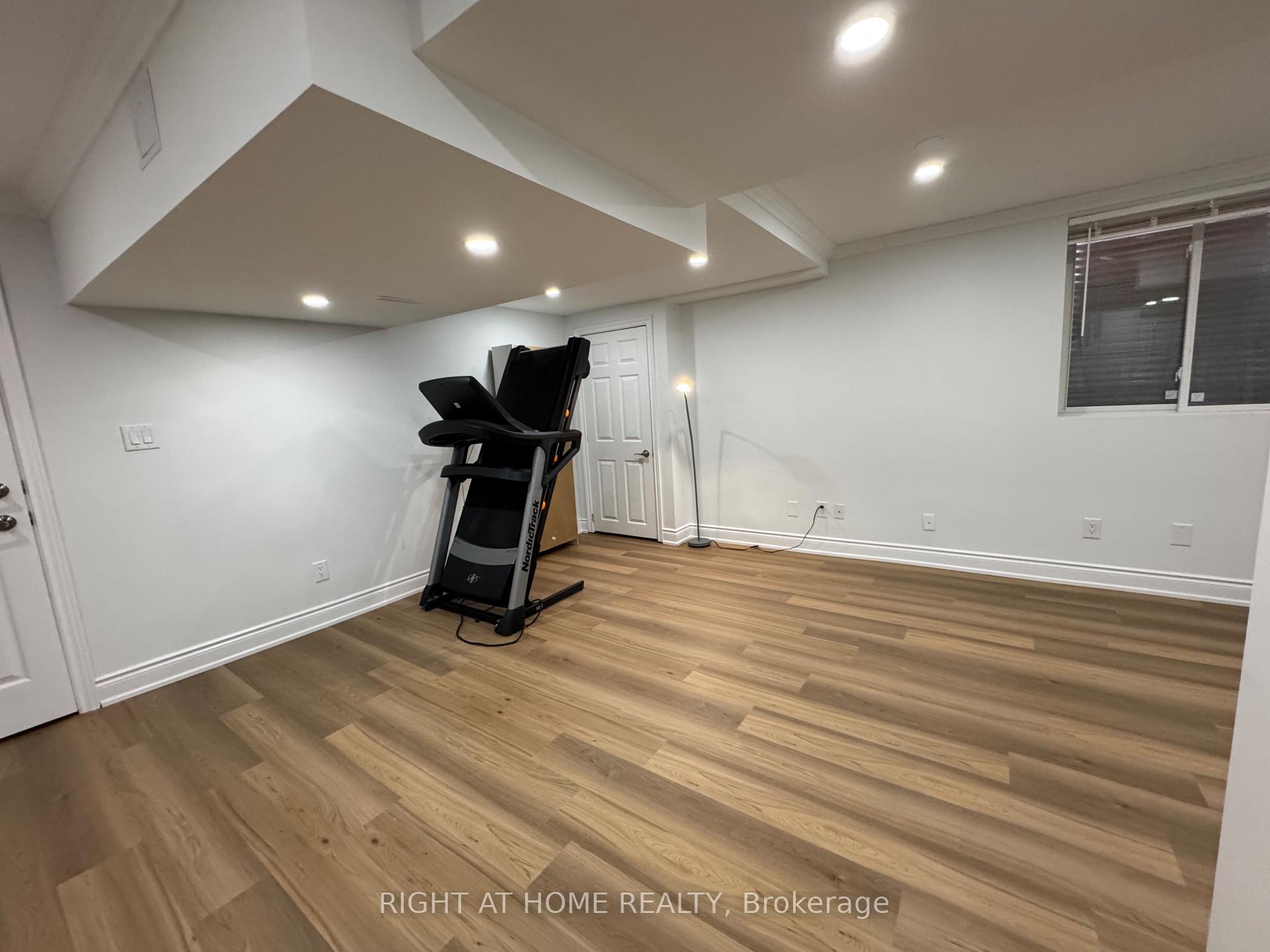 Photo 18 of 372 Winfield Terrace, Mississauga, Hurontario — HOMEH