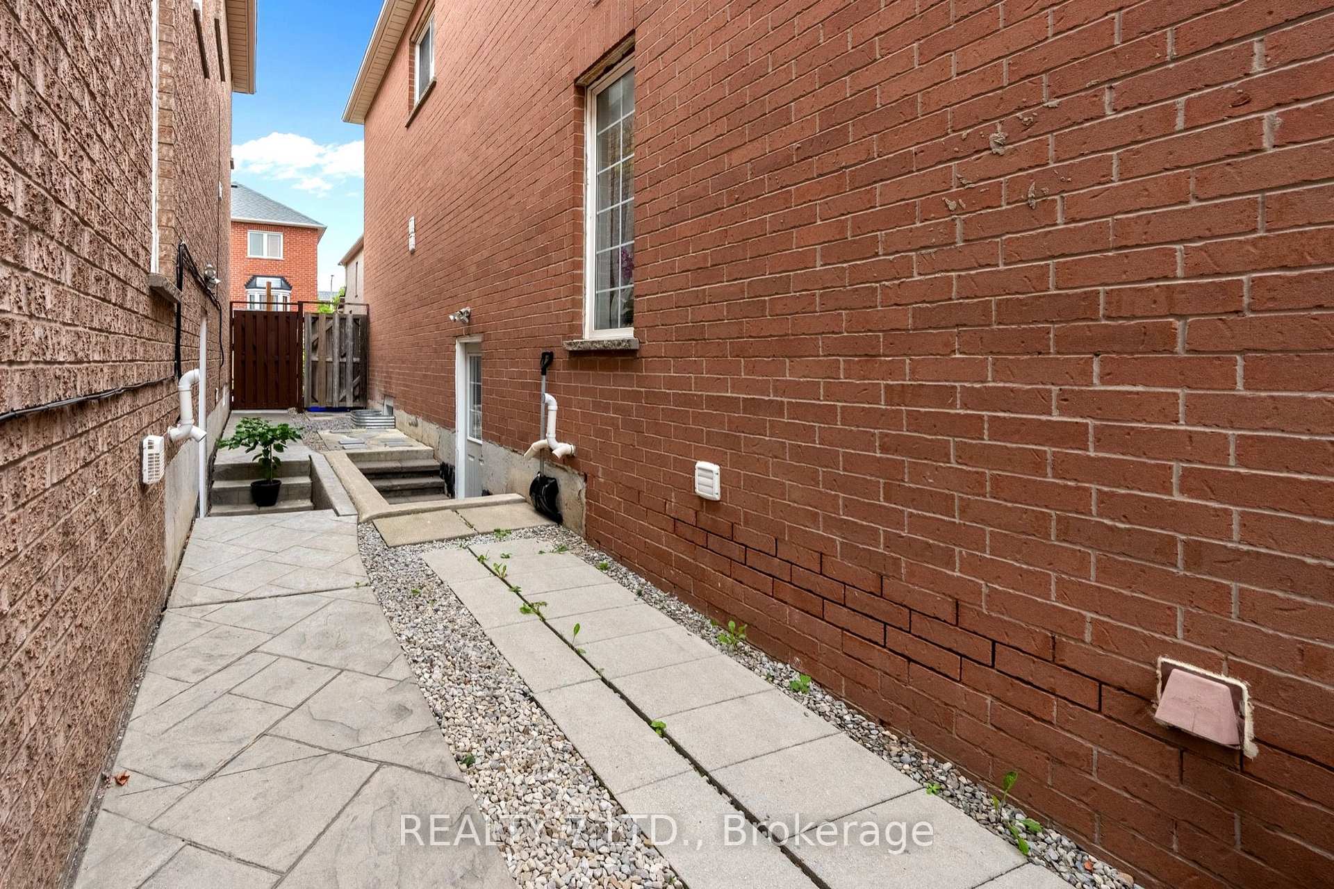 Photo 4 of Unit Bsmt, 62 Fairlane Crescent, Vaughan, Vellore Village — HOMEH