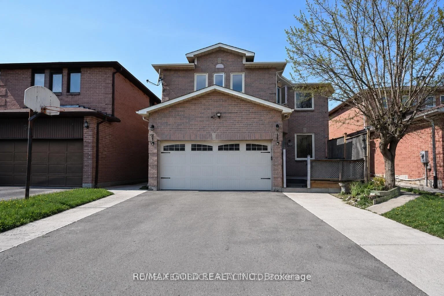 Photo 2 of 35 Kirk Drive, Brampton, Northwood Park — HOMEH