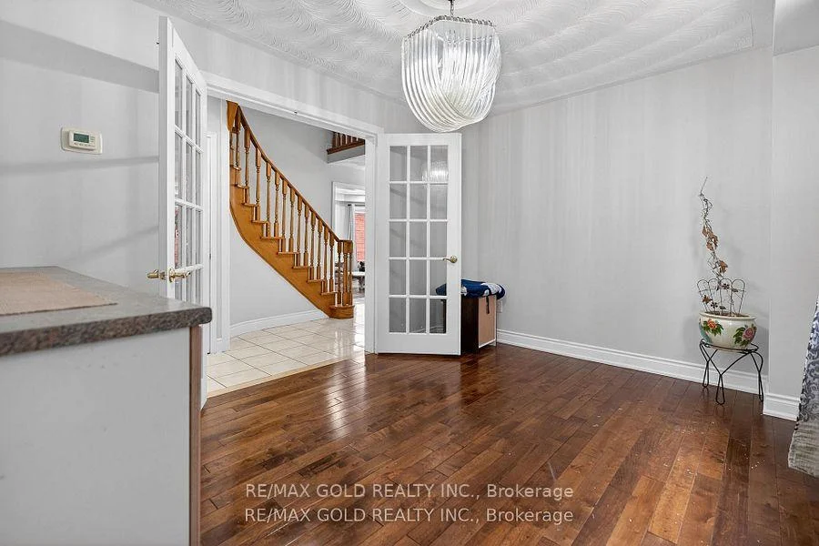 Photo 9 of 35 Kirk Drive, Brampton, Northwood Park — HOMEH