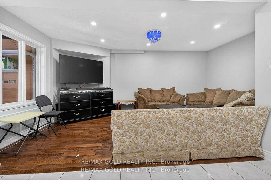 Photo 12 of 35 Kirk Drive, Brampton, Northwood Park — HOMEH