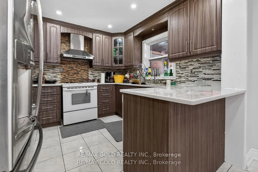Photo 14 of 35 Kirk Drive, Brampton, Northwood Park — HOMEH