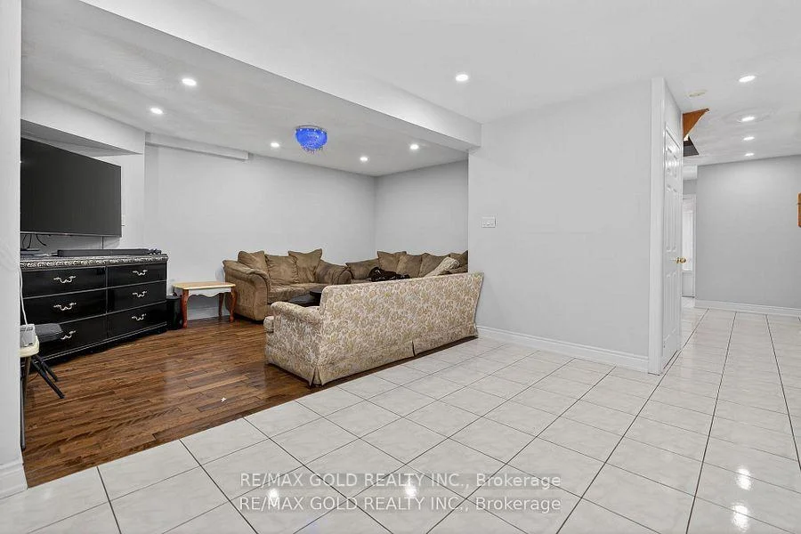 Photo 16 of 35 Kirk Drive, Brampton, Northwood Park — HOMEH