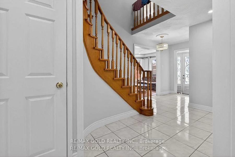 Photo 17 of 35 Kirk Drive, Brampton, Northwood Park — HOMEH