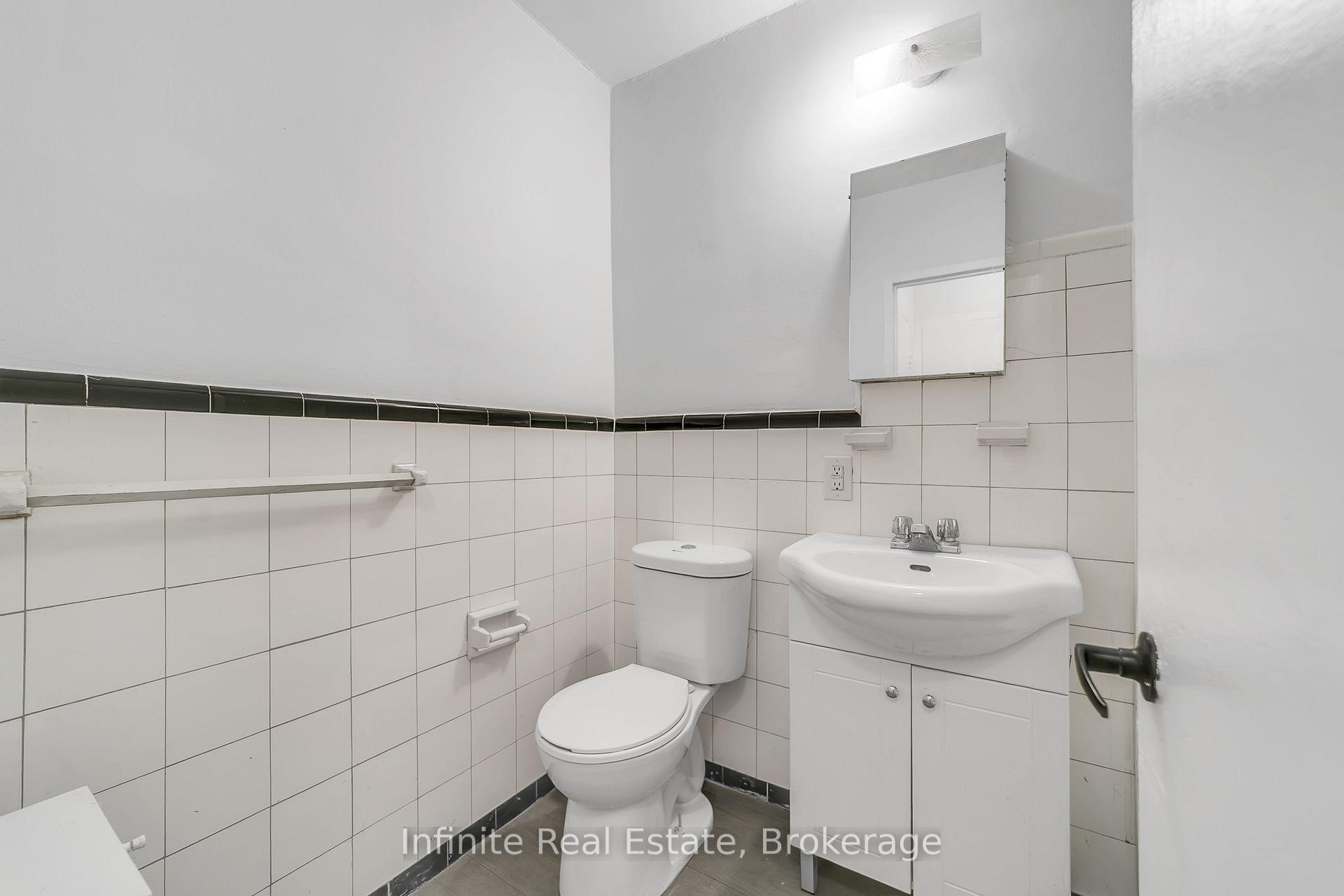 Photo 4 of Unit 111, 896 Eglinton Avenue E, Toronto, Leaside — HOMEH