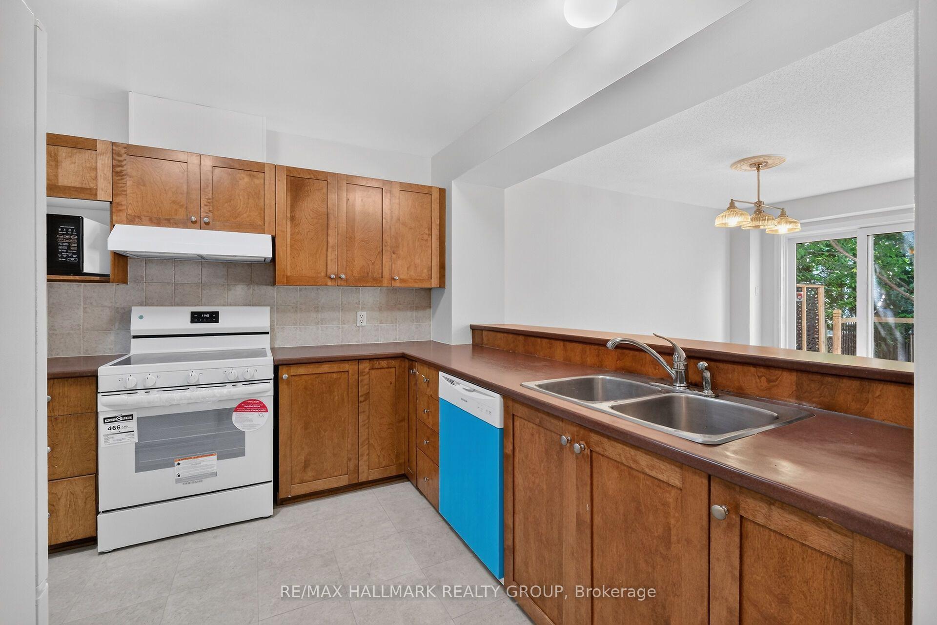 Photo 11 of 24 Gray Crescent, Ottawa, Kanata - Beaverbrook — HOMEH